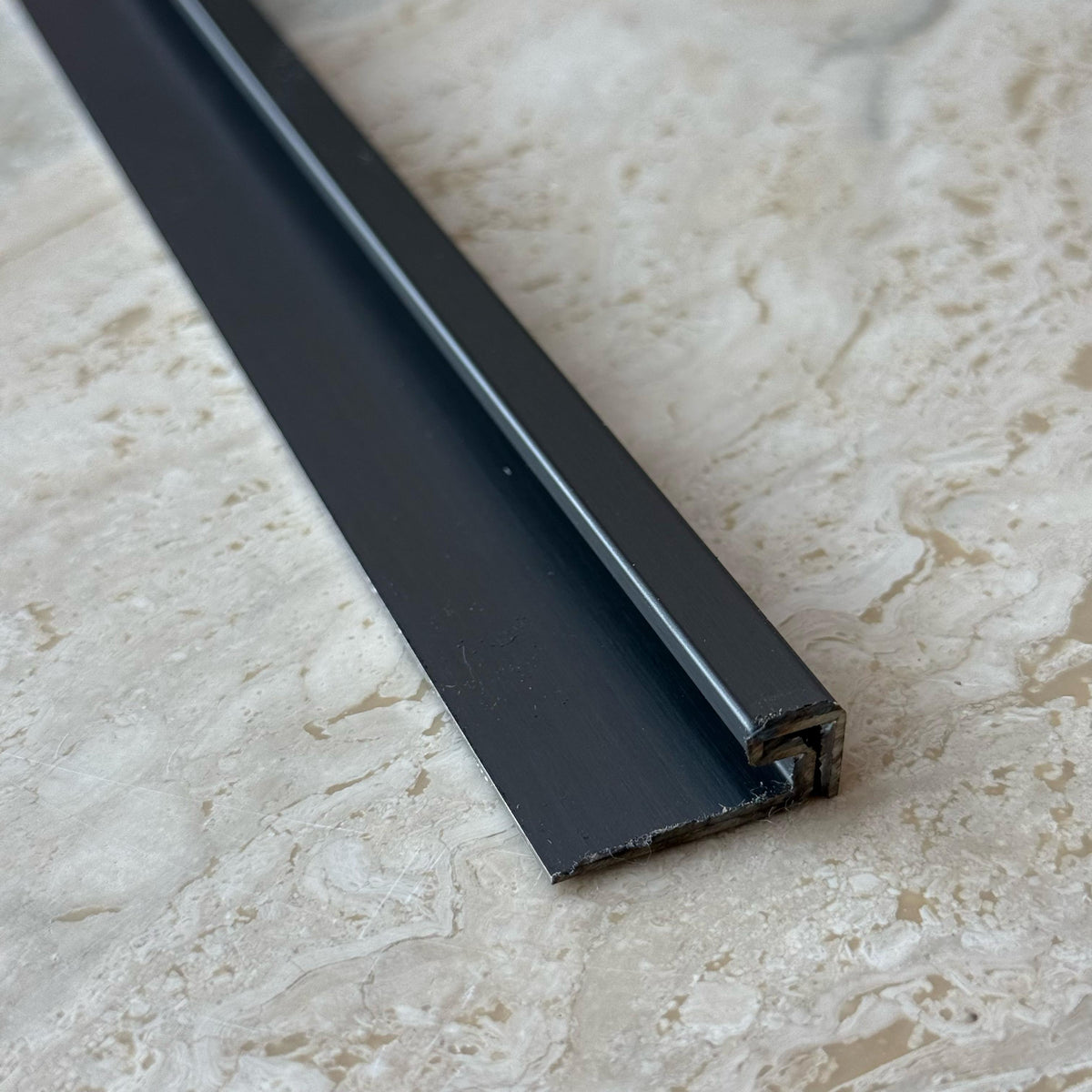 Black stainless steel wall panel profile, 0.8mm thick, 2.5cm width, from BEACON, suitable for wall panels and interior design.