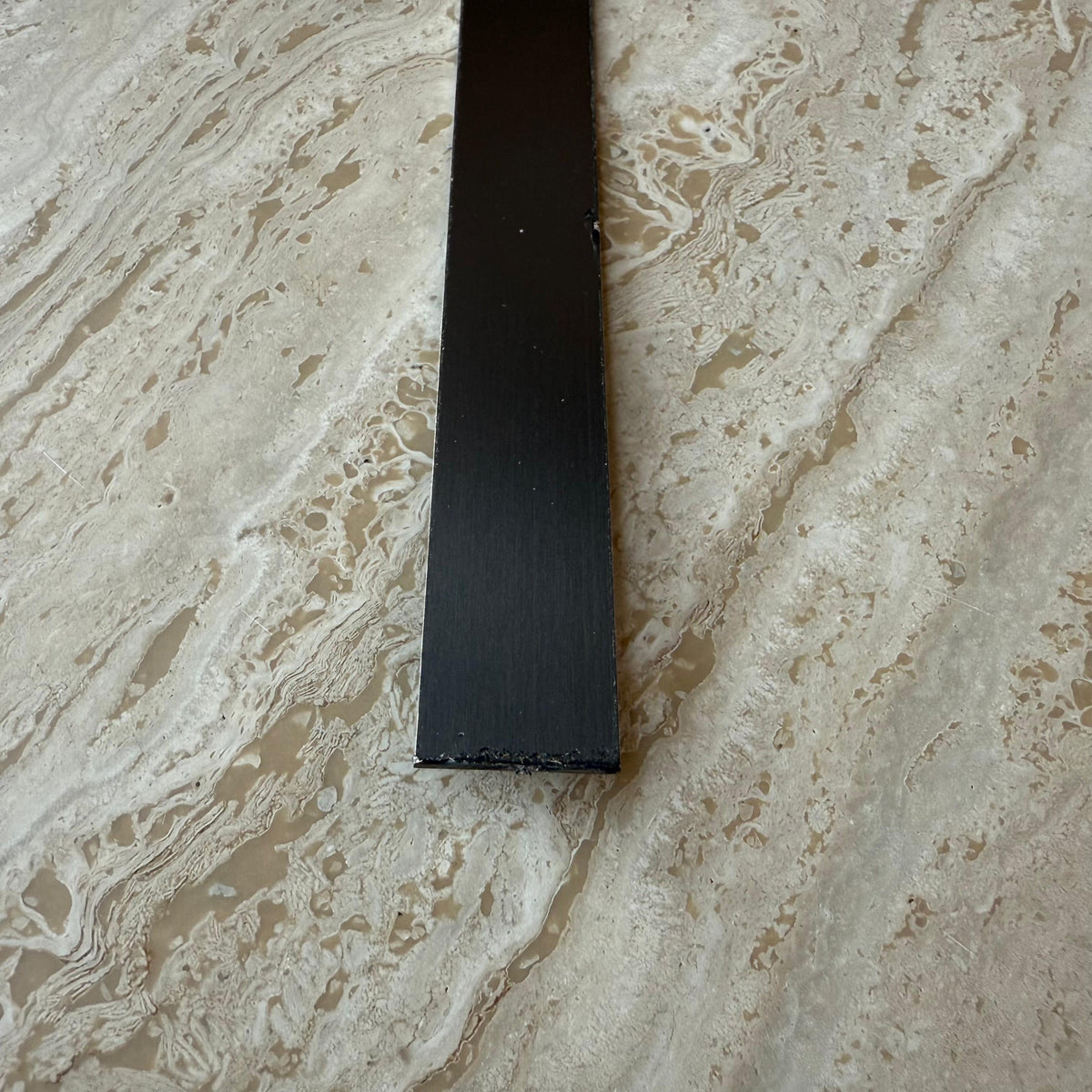 Black stainless steel profile for wall panels, 1mm thickness, 1.8cm width, by BEACON, product PR0032.