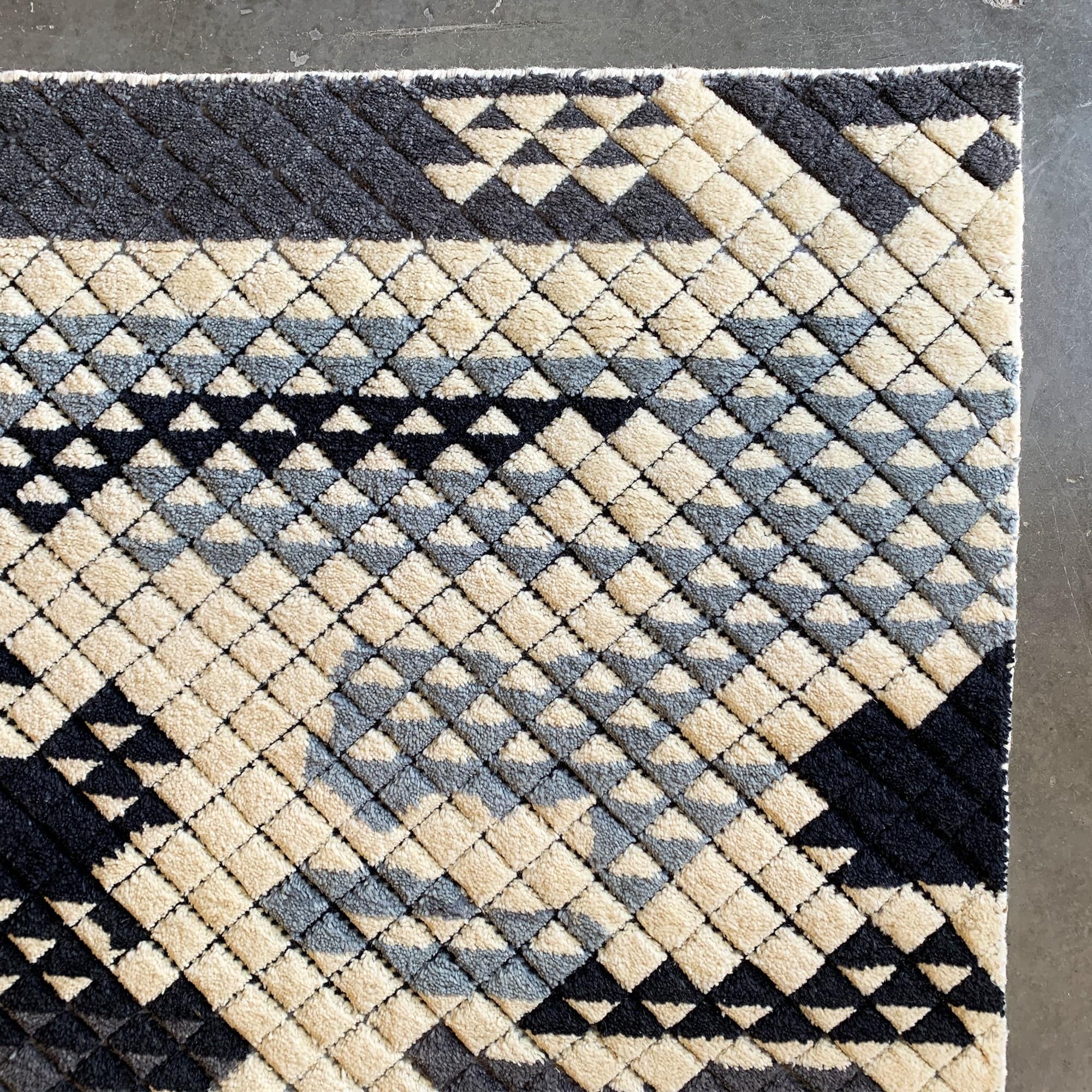 200X300 Cm Handmade Wool Rug Jh-20731-Xl - Rugs - ebarza Furniture UAE | Shop Modern Furniture in Abu Dhabi & Dubai - مفروشات ايبازرا في الامارات | تسوق اثاث عصري وديكورات مميزة في دبي وابوظبي