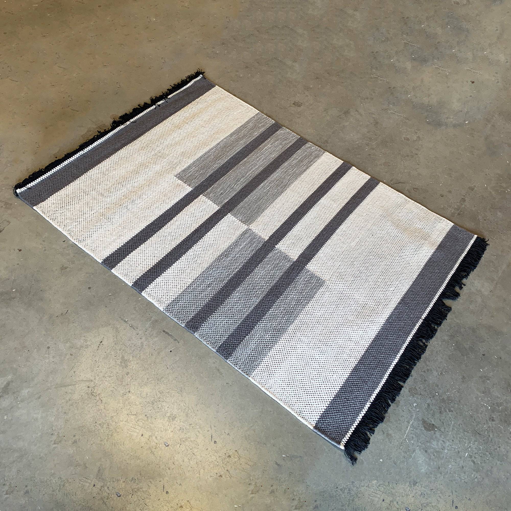 230X160 Cm Filford Handmade Wool Rug Filford Ffd-01-L - Rugs - ebarza Furniture UAE | Shop Modern Furniture in Abu Dhabi & Dubai - مفروشات ايبازرا في الامارات | تسوق اثاث عصري وديكورات مميزة في دبي وابوظبي