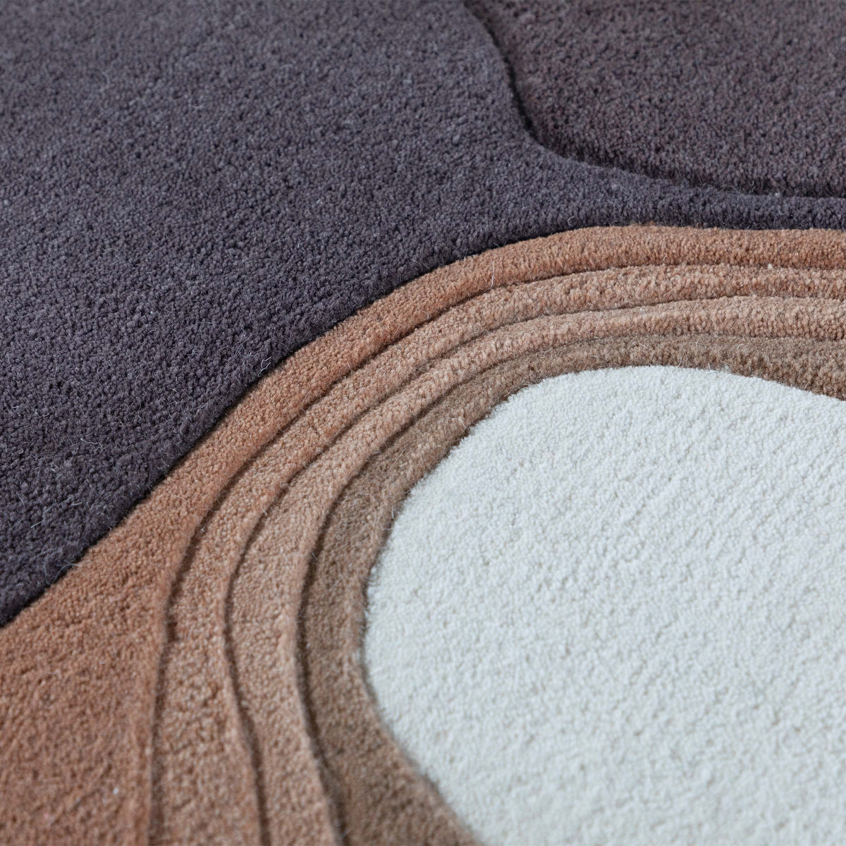 300x200 cm Driftwood Melody wool rug in beige and dark beige with a textured pattern, by Javi.