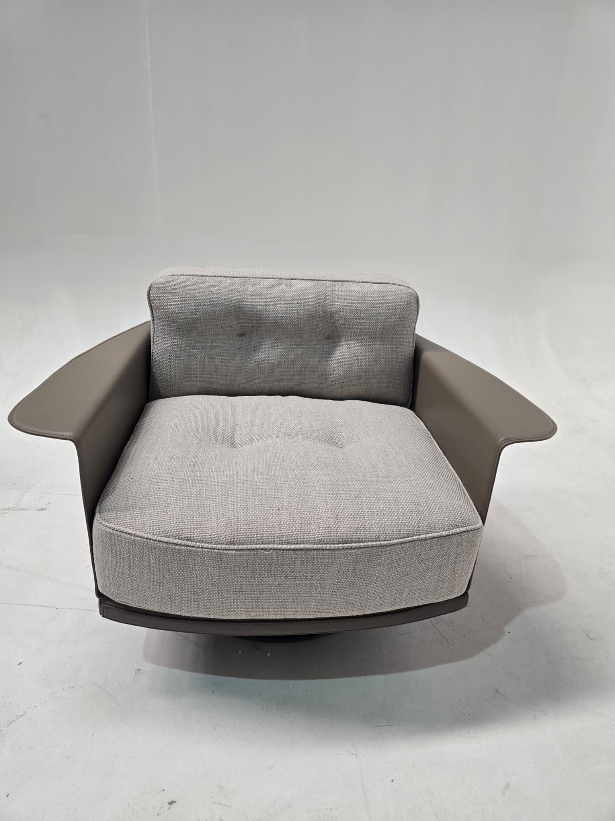 Display image of BEACON Avenor armchair D-LC091/SF091 in used condition, showcasing its fabric upholstery and armrest details.