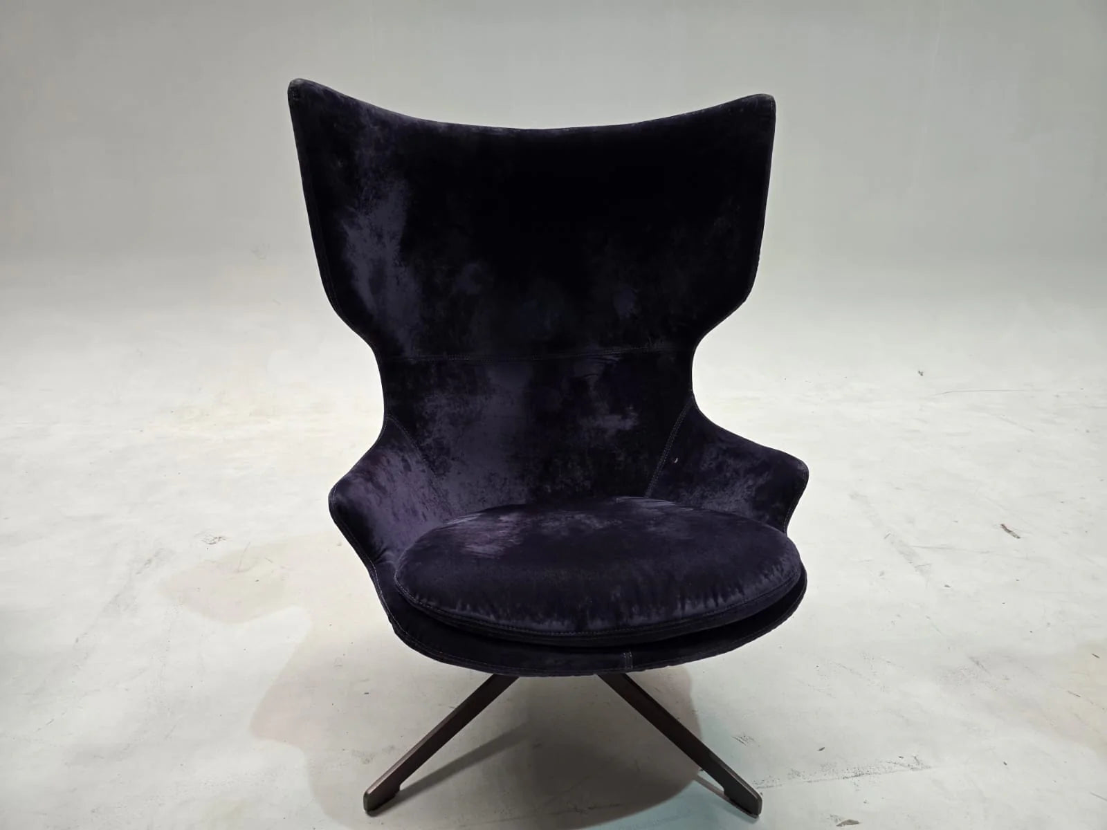 Display image of the BEACON Biel Lounge Chair LC031M, showcasing its modern design and comfortable seating style.