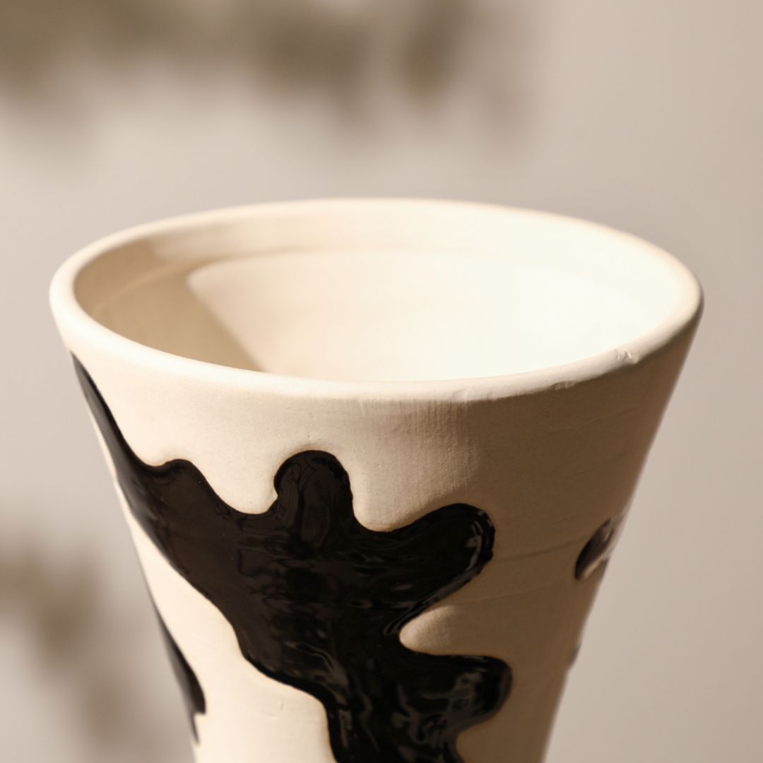Black Hand-Painted Vase -A FD-D24068A - Vases - ebarza Furniture UAE | Shop Modern Furniture in Abu Dhabi & Dubai - مفروشات ايبازرا في الامارات | تسوق اثاث عصري وديكورات مميزة في دبي وابوظبي