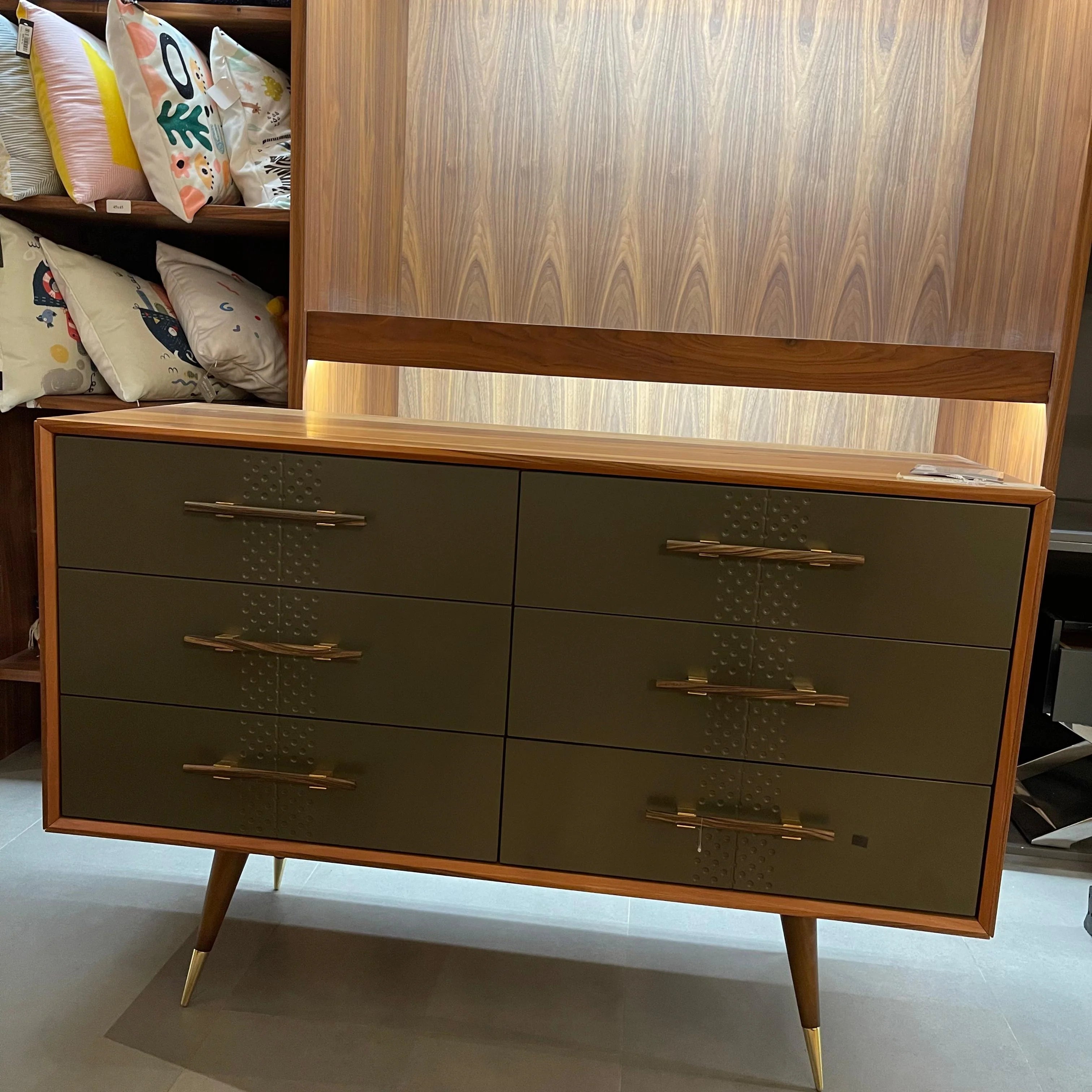 Display Item - Alvin Dresser And Mirror Alvine001-Dresser - YAS - DISPLAY ITEM - ebarza Furniture UAE | Shop Modern Furniture in Abu Dhabi & Dubai - مفروشات ايبازرا في الامارات | تسوق اثاث عصري وديكورات مميزة في دبي وابوظبي