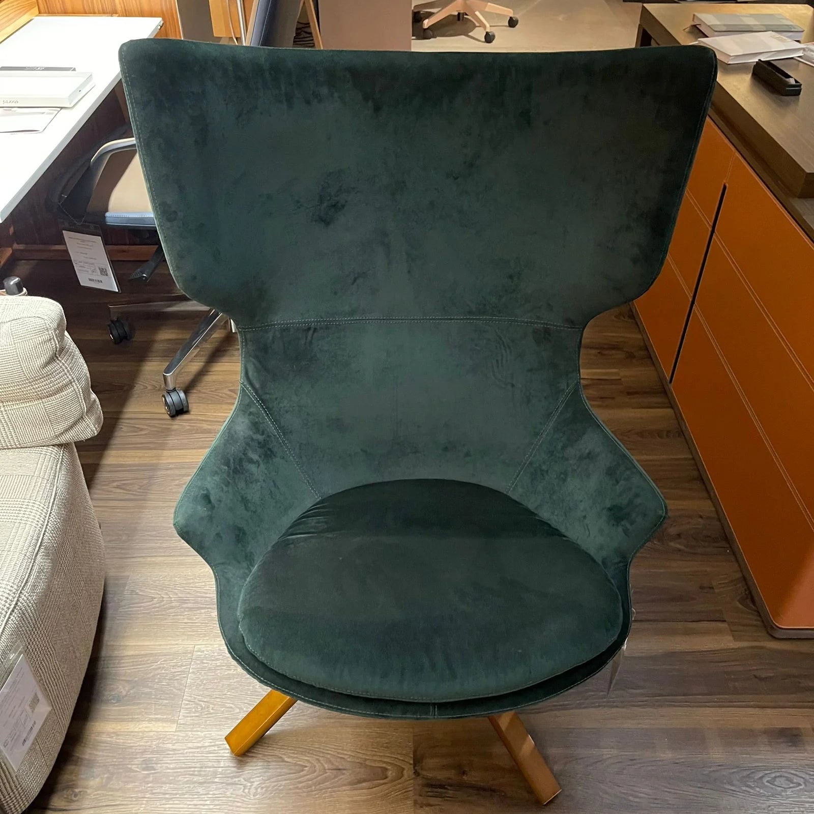 Display Item - Biel Lounge Chair Lc031W - YAS - DISPLAY ITEM - ebarza Furniture UAE | Shop Modern Furniture in Abu Dhabi & Dubai - مفروشات ايبازرا في الامارات | تسوق اثاث عصري وديكورات مميزة في دبي وابوظبي