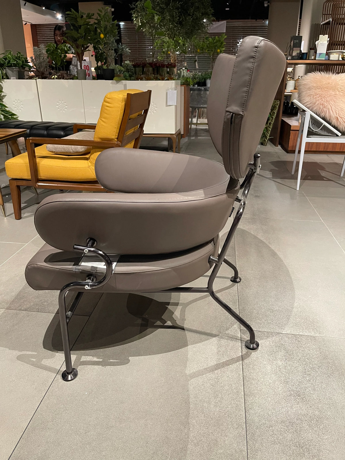 Display Item - Curvaceous Comfort Lounge Chair LC072 - Yas