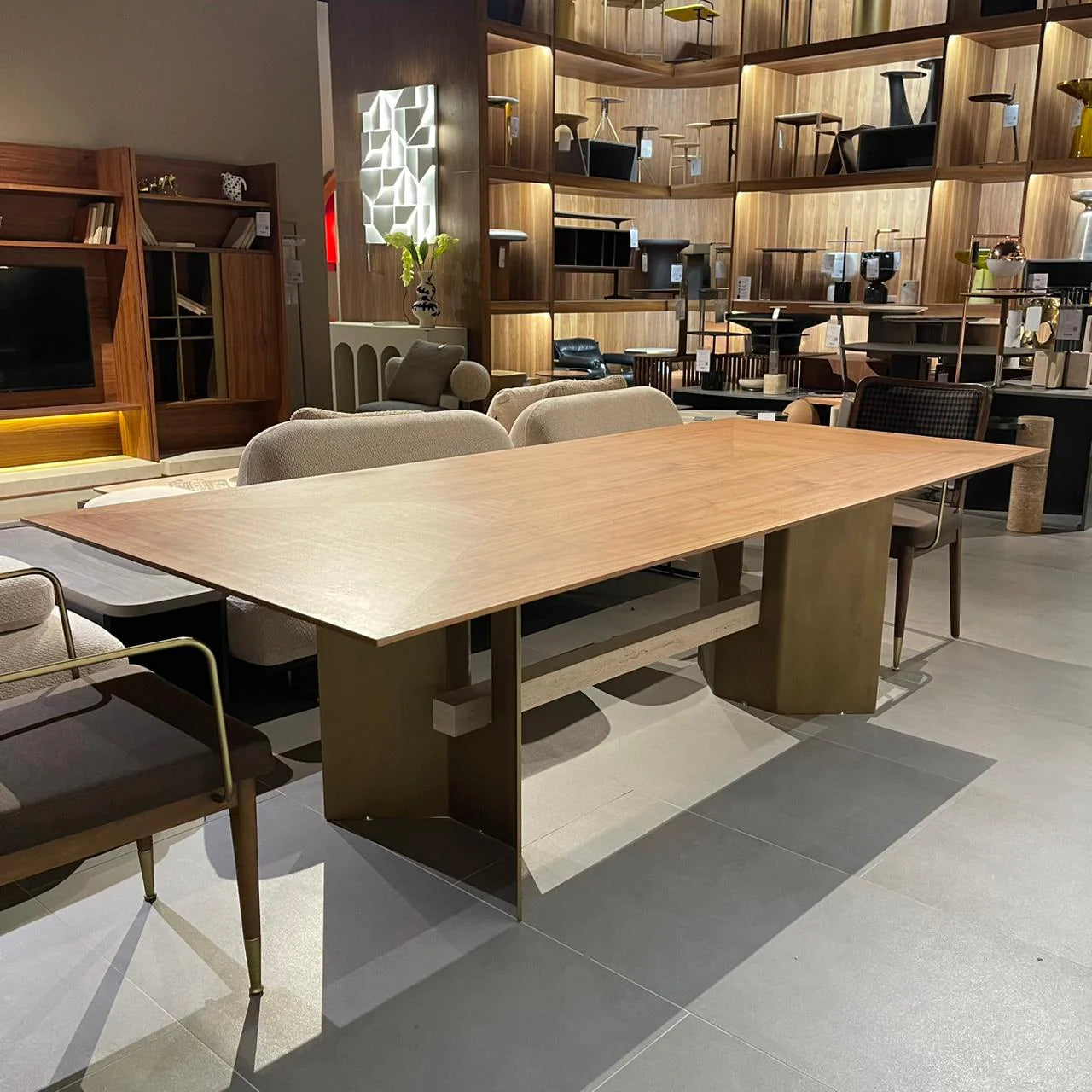 Display of the Edessa dining table with marble legs by HOMAGE KOLTUK, showcasing a modern design with a sleek tabletop.