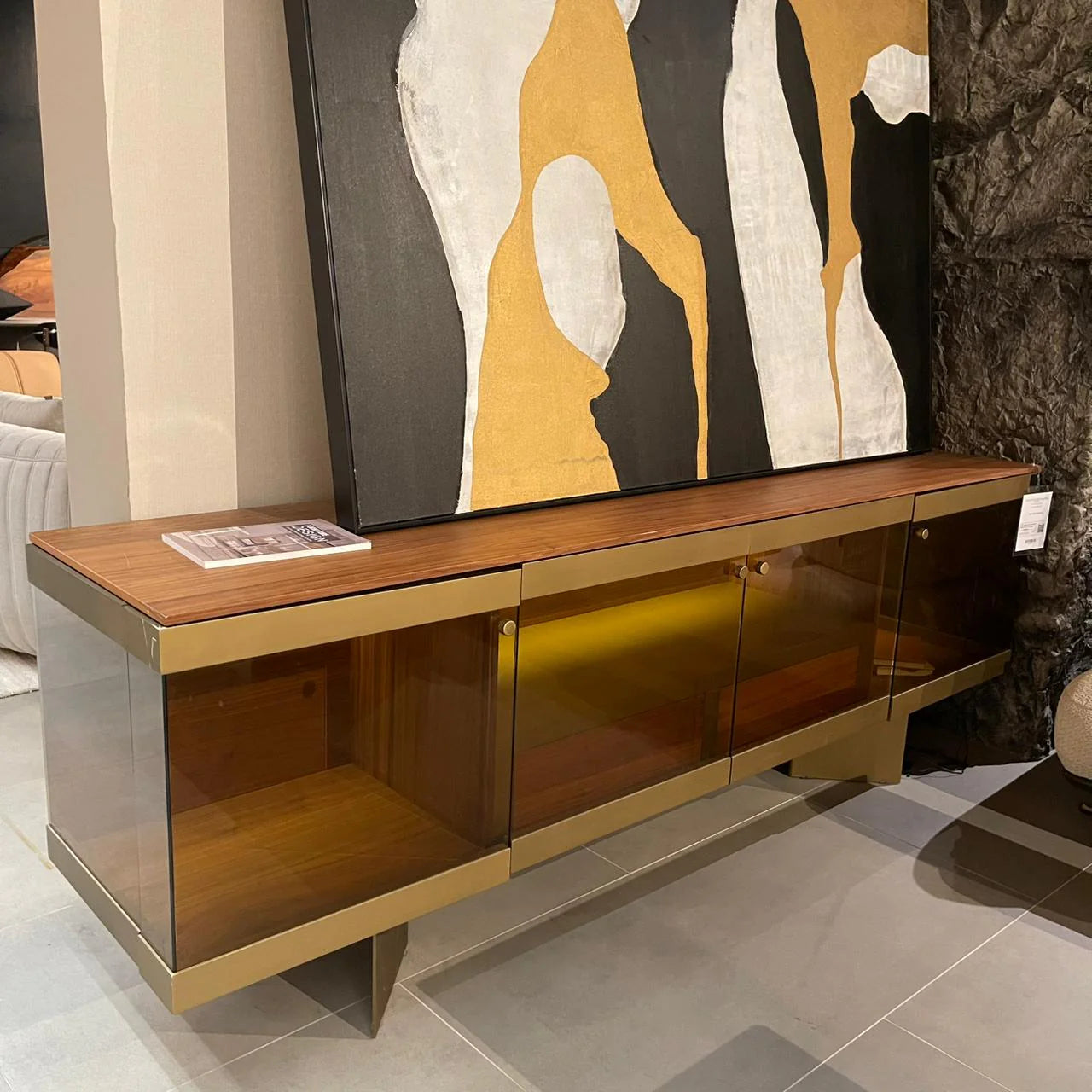 Display of the Edessa sideboard with glass Edsa-console by Homage Koltuk, showcasing sleek design and modern furniture style.