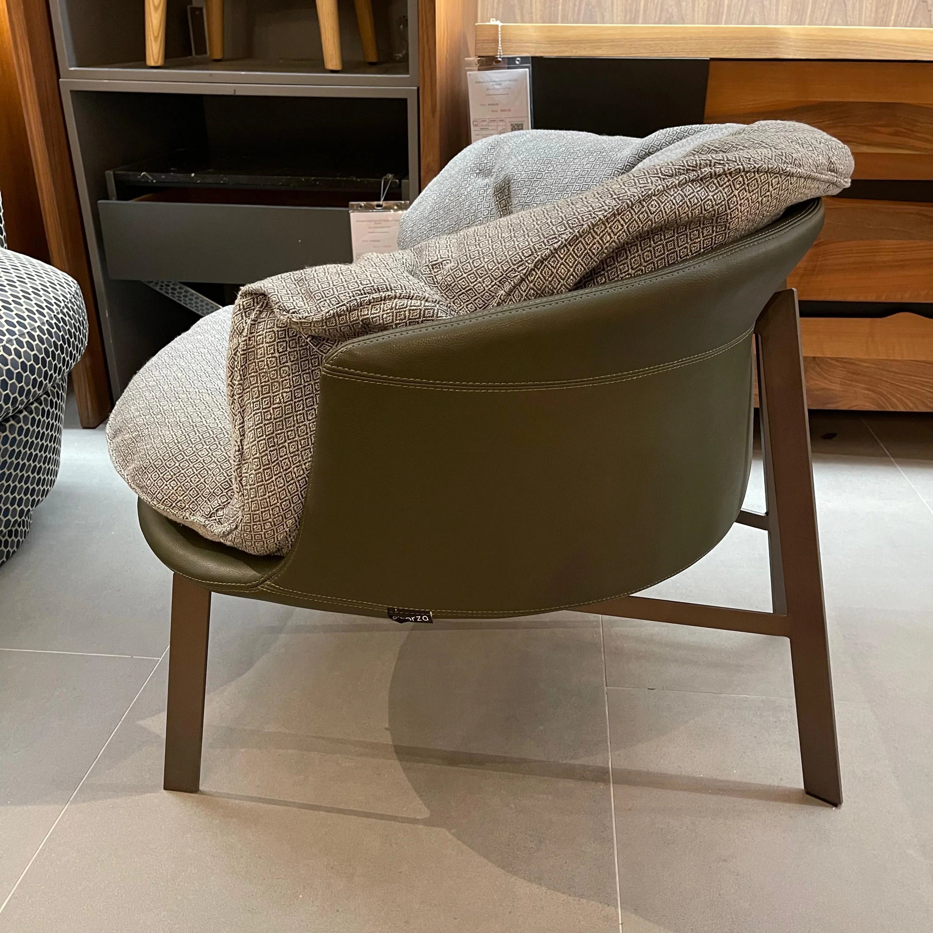 Display Item - Parma Lounge Chair Lc036 -YAS - DISPLAY ITEM - ebarza Furniture UAE | Shop Modern Furniture in Abu Dhabi & Dubai - مفروشات ايبازرا في الامارات | تسوق اثاث عصري وديكورات مميزة في دبي وابوظبي