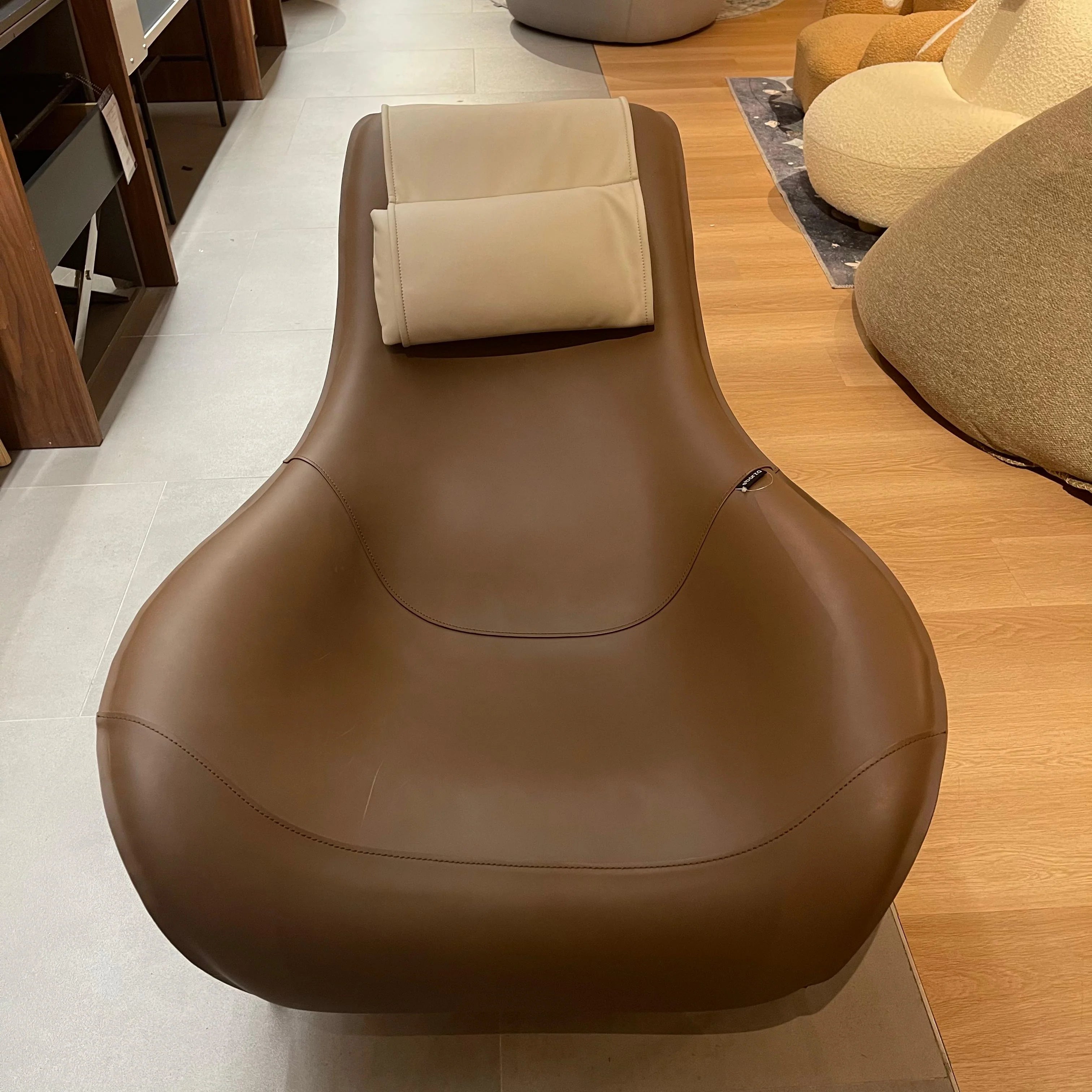 Display Item - Saddle Leather Lounge Chair BL-45 -YAS - DISPLAY ITEM - ebarza Furniture UAE | Shop Modern Furniture in Abu Dhabi & Dubai - مفروشات ايبازرا في الامارات | تسوق اثاث عصري وديكورات مميزة في دبي وابوظبي
