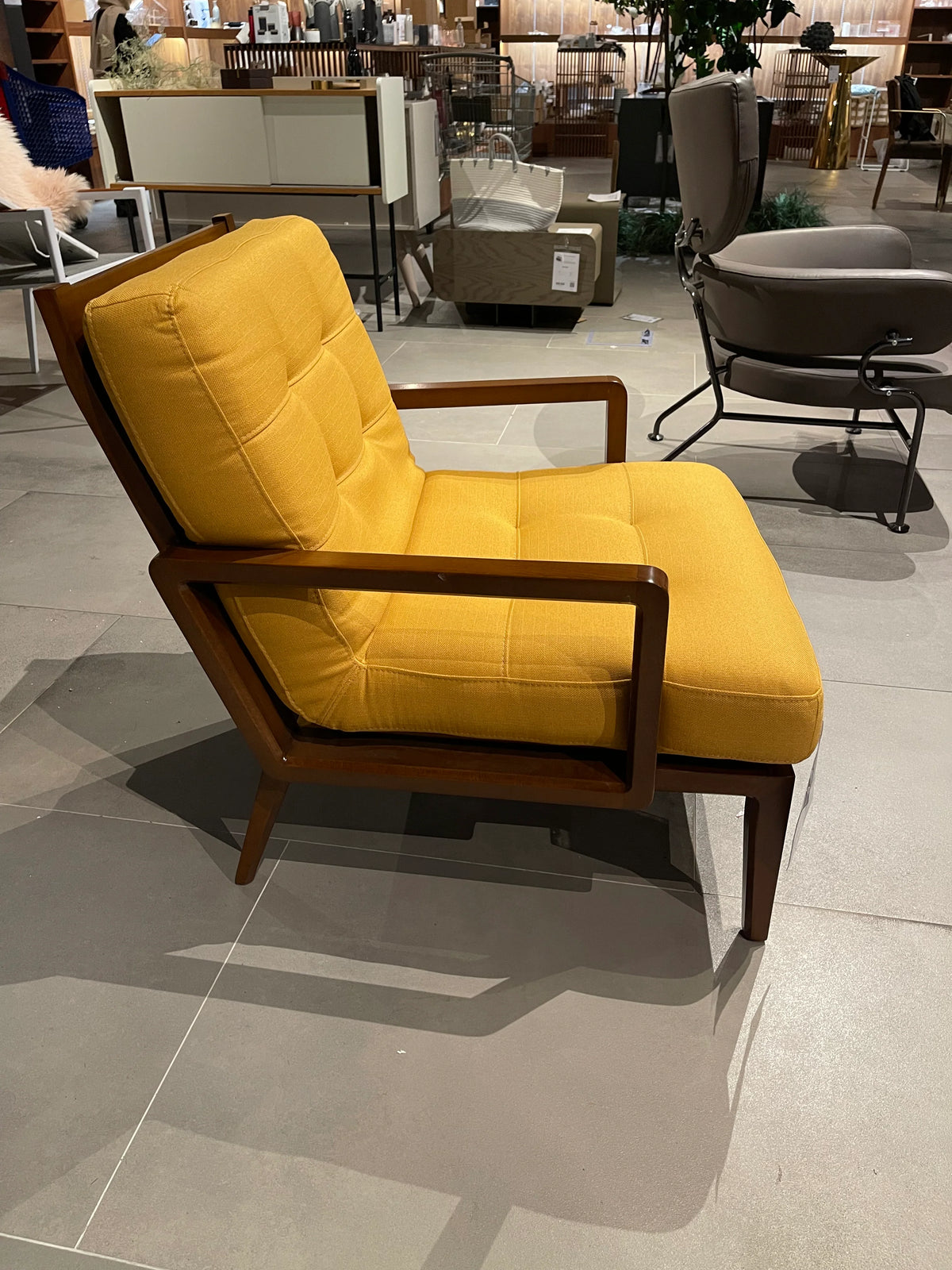 Display Item - Secrete Lounge Armchair Secs001-Lounge-Y - Yas