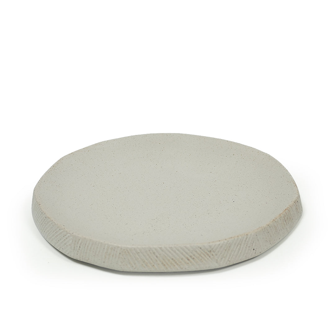 Hessian Off-White Medium Chizzled Plate CB4365-27-R537 - Plates - ebarza Furniture UAE | Shop Modern Furniture in Abu Dhabi & Dubai - مفروشات ايبازرا في الامارات | تسوق اثاث عصري وديكورات مميزة في دبي وابوظبي