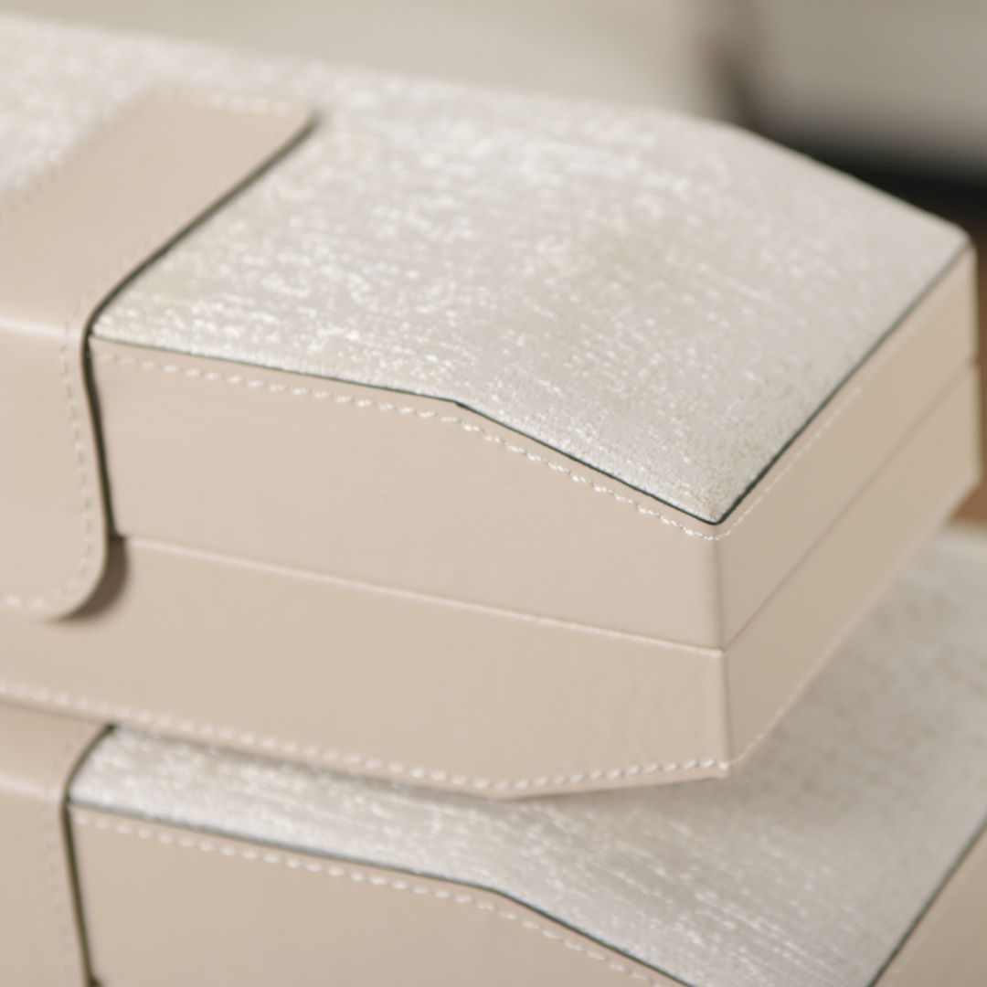 KD5022AS - طلب مسبق – توصيل خلال 15 يوم – صندوق مجوهرات جلدي بمفصلات حجم صغير