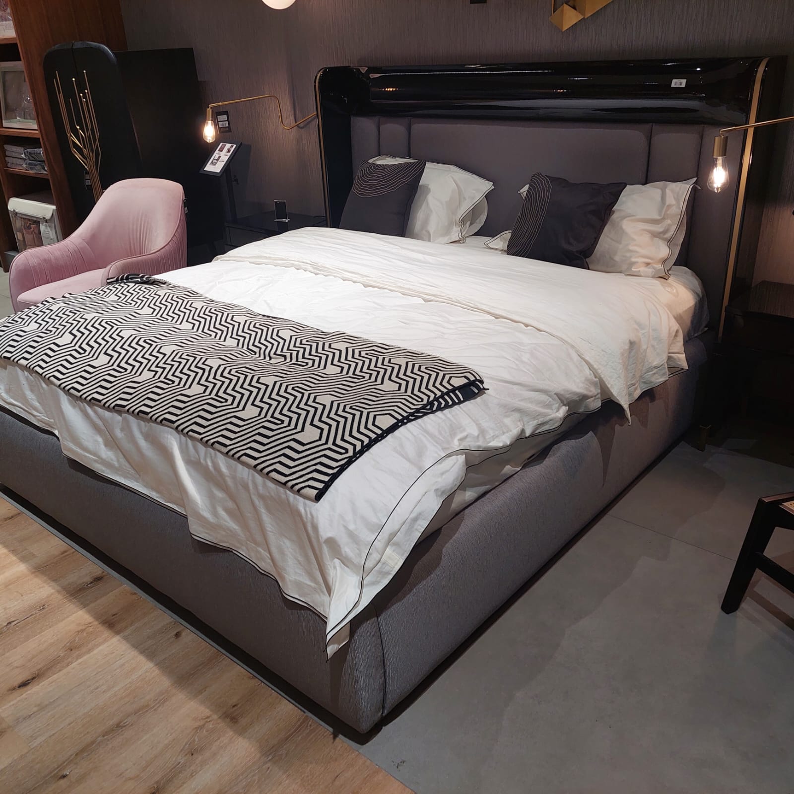 Display Item Kant King Size Bedstead With Storage & 2x Bedside table Kant-Bedking-Nakheel - DISPLAY ITEM - ebarza Furniture UAE | Shop Modern Furniture in Abu Dhabi & Dubai - مفروشات ايبازرا في الامارات | تسوق اثاث عصري وديكورات مميزة في دبي وابوظبي