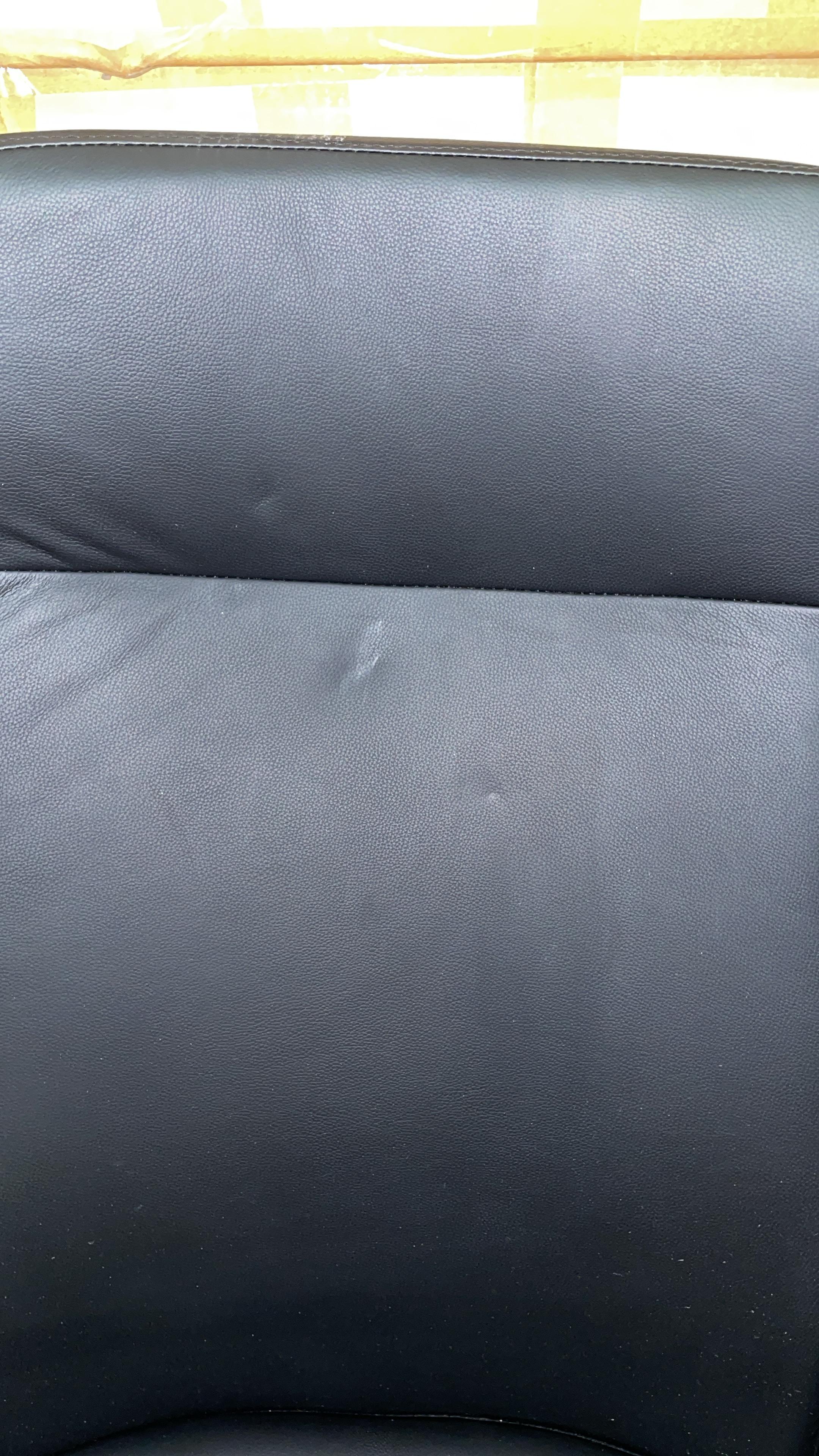 AS IS - Modern Manager Office Chair Genuine Leather 90622 - DISPLAY ITEM - ebarza Furniture UAE | Shop Modern Furniture in Abu Dhabi & Dubai - مفروشات ايبازرا في الامارات | تسوق اثاث عصري وديكورات مميزة في دبي وابوظبي