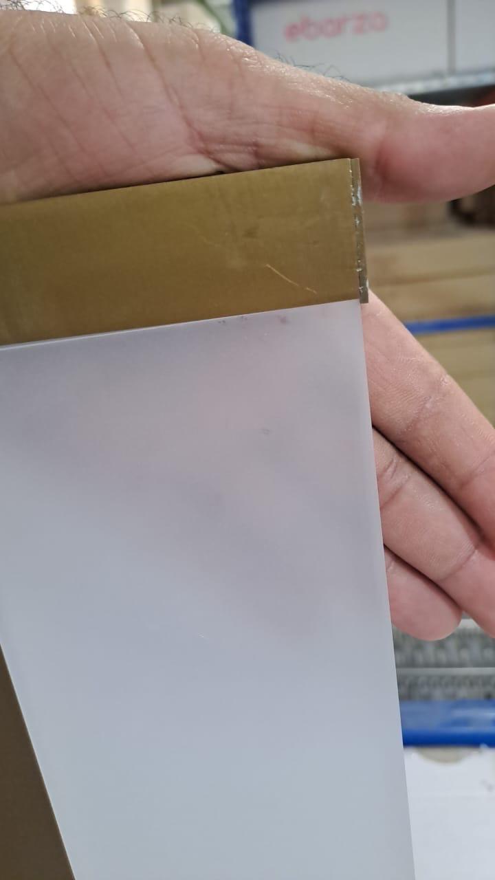 AS IS - Golden Table Lamp CY-LTD-1017-G - DISPLAY ITEM - ebarza Furniture UAE | Shop Modern Furniture in Abu Dhabi & Dubai - مفروشات ايبازرا في الامارات | تسوق اثاث عصري وديكورات مميزة في دبي وابوظبي