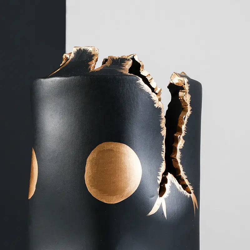 Black & Gold Ceramic Vase With Crack Detail Fa-D22062 -  Vases | مزهرية سيراميك باللونين الأسود والذهبي بتفاصيل متصدعة - ebarza Furniture UAE | Shop Modern Furniture in Abu Dhabi & Dubai - مفروشات ايبازرا في الامارات | تسوق اثاث عصري وديكورات مميزة في دبي وابوظبي