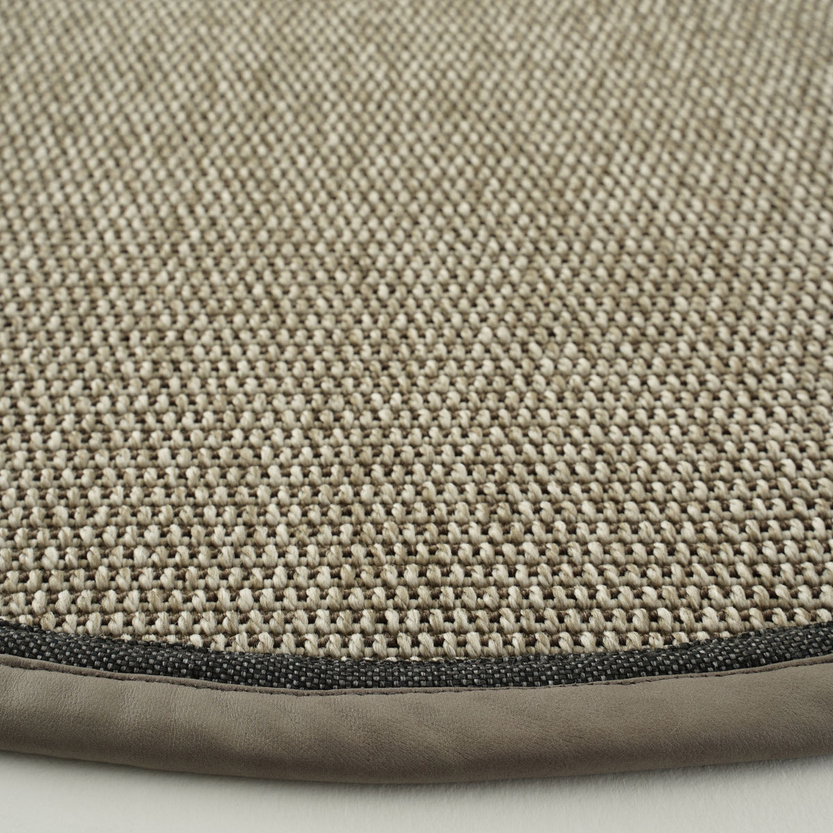 D150 cm sisal carpet Montana by COOL HALI, natural textured rug with earthy tones, suitable for modern interior spaces.