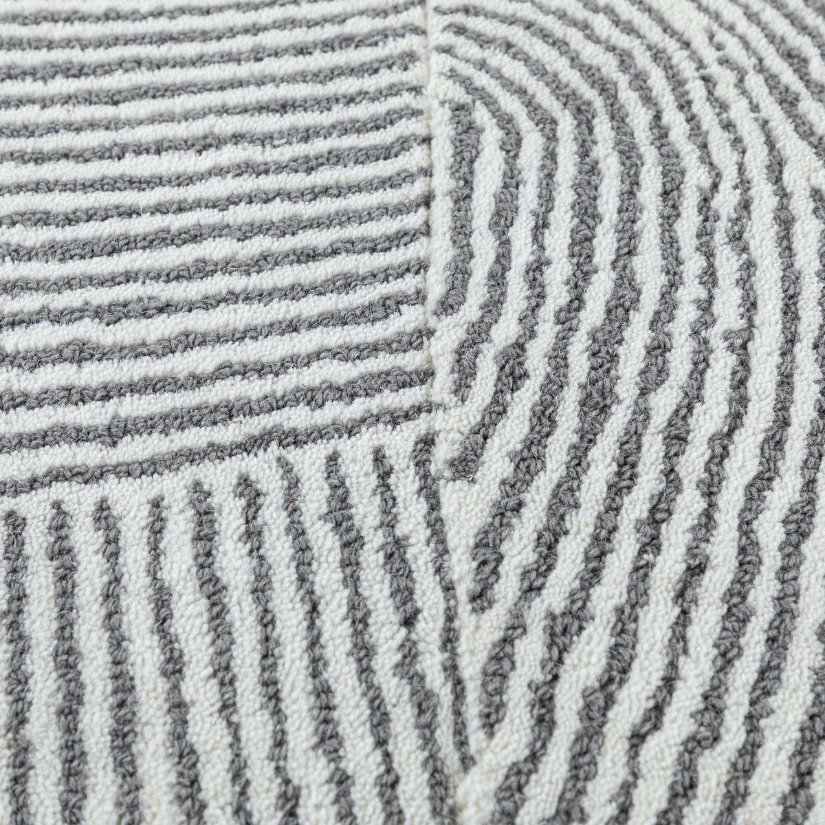 Grey wool rug measuring 250 cm by Javi, featuring a soft texture and contemporary design for modern home decor.
