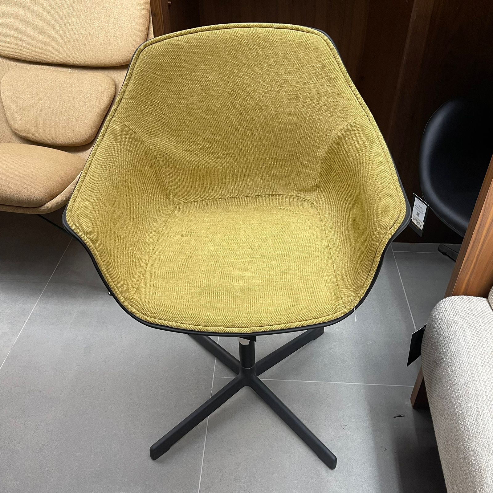 Display Item - Classic Aluminum Office Chair Che-009B-YAS - DISPLAY ITEM - ebarza Furniture UAE | Shop Modern Furniture in Abu Dhabi & Dubai - مفروشات ايبازرا في الامارات | تسوق اثاث عصري وديكورات مميزة في دبي وابوظبي