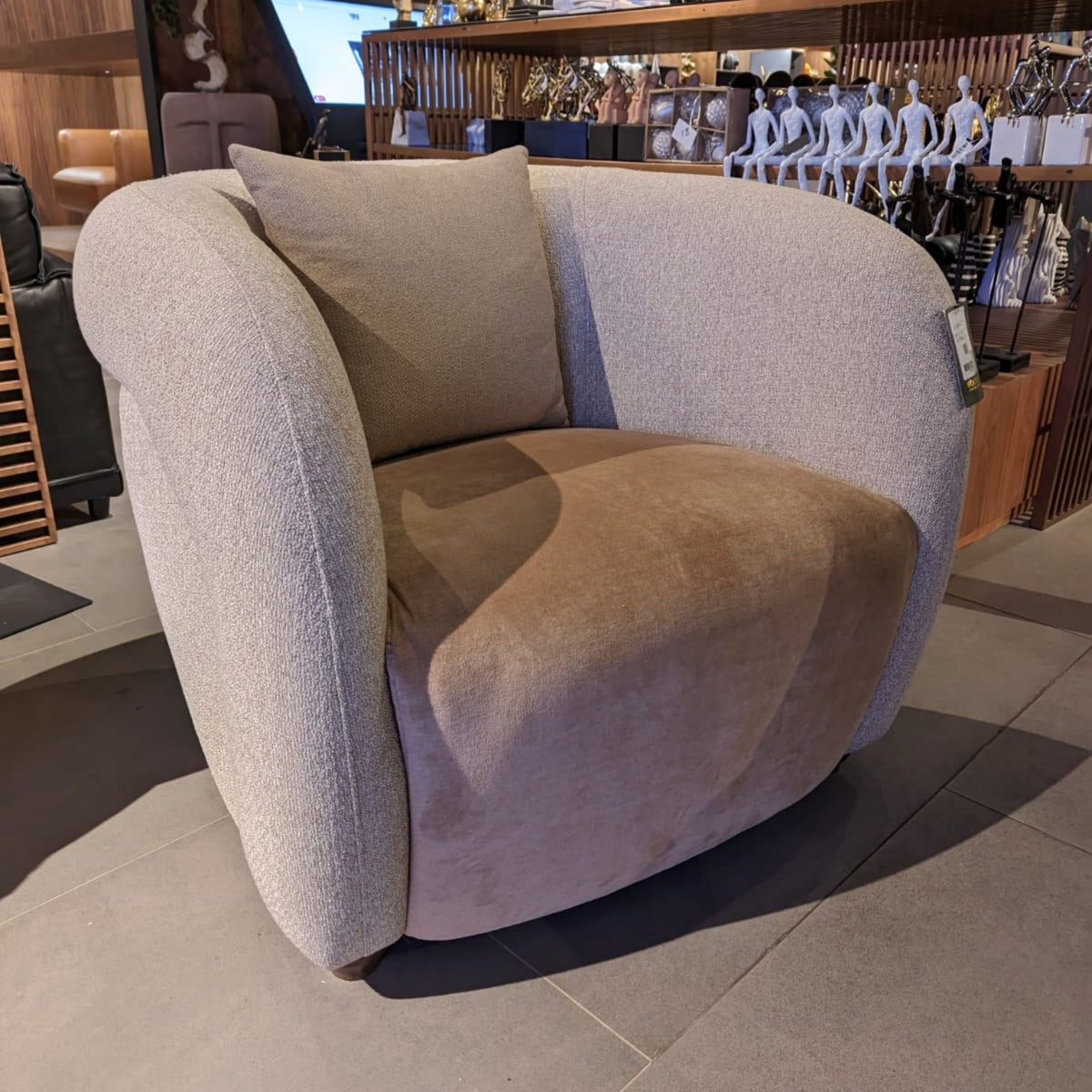 Loda Furniture Gauss Lounge Chair Gus1S-TdYAS display model with sleek modern design and plush upholstery.