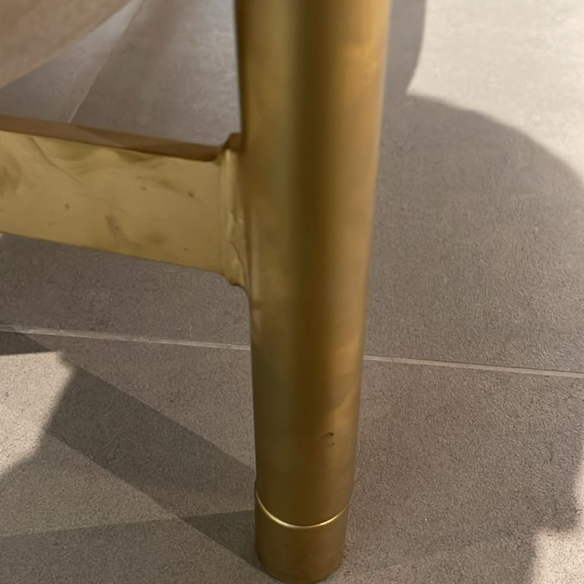 HOMAGE KOLTUK Next002 armchair display model with modern design, featuring a plush seat and sleek armrests.