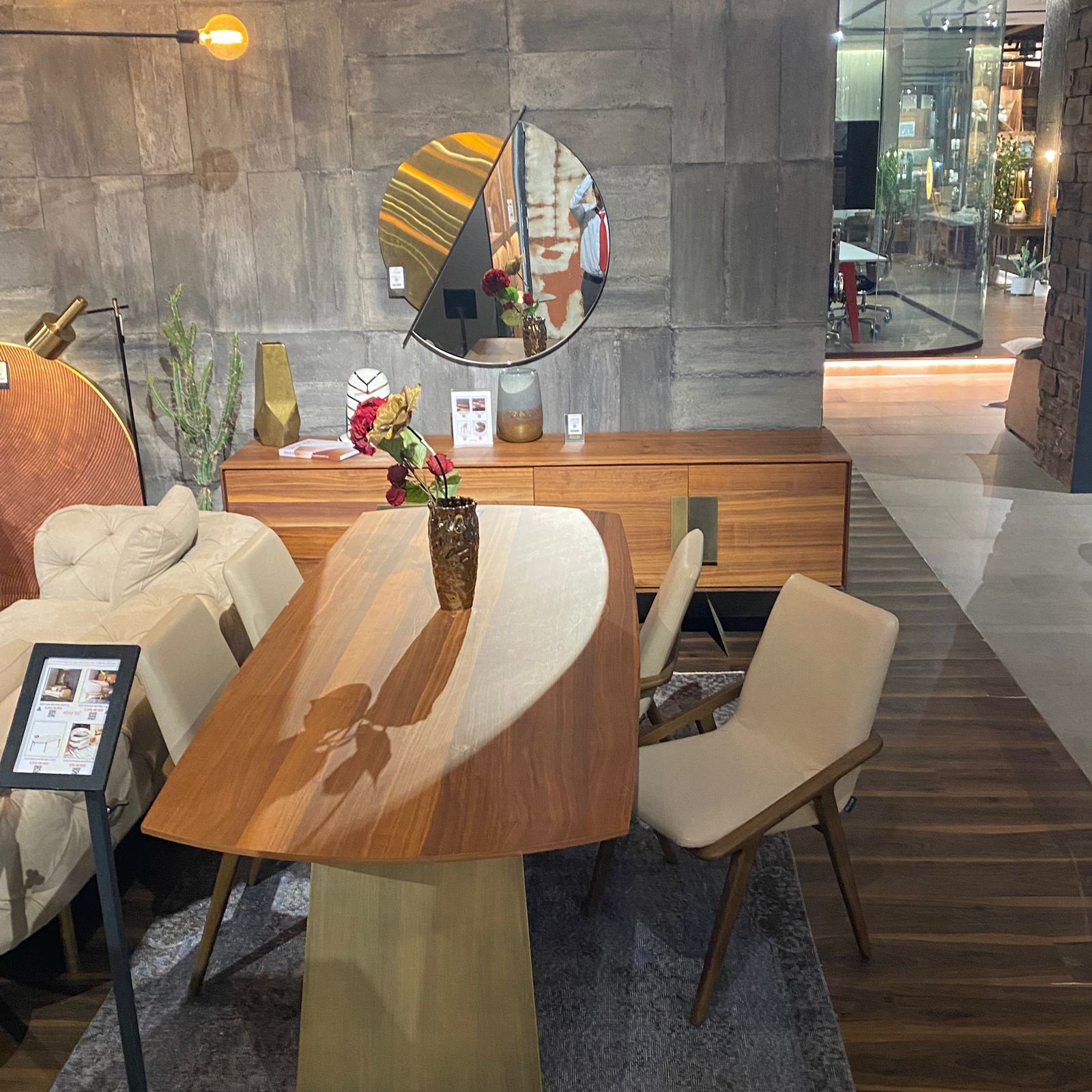 HOMAGE KOLTUK Next007 YAS-DISPLAY dining table display model showing a modern wooden table with sleek design.