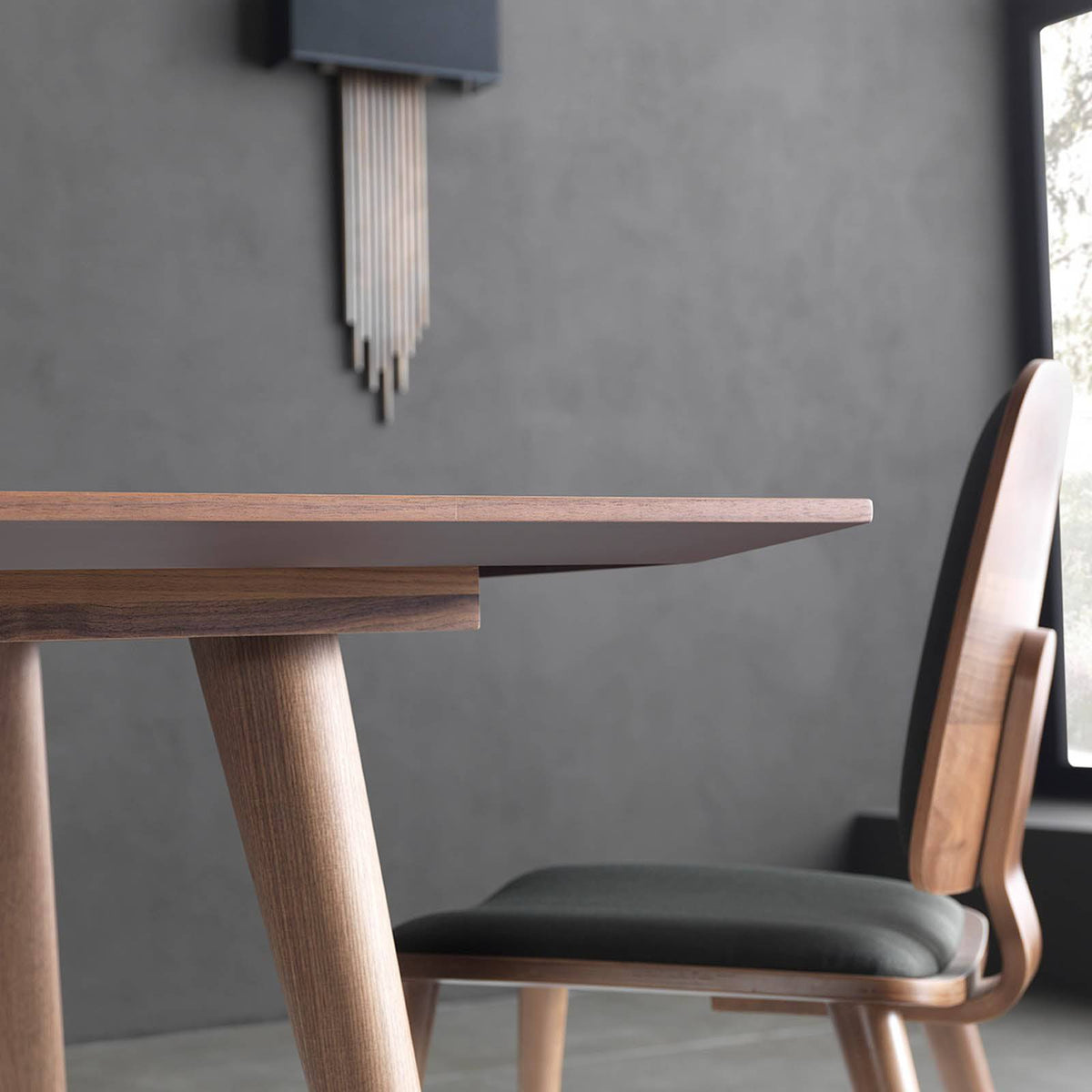 Display image of the Florya extendable dining table by YOL LIVING, showcasing its sleek design and extendable feature.