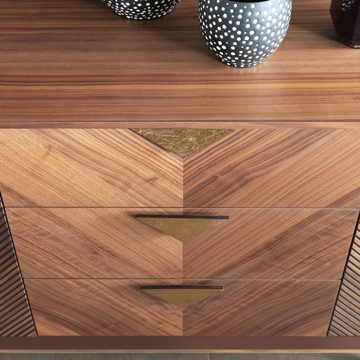 Display image of the Florya extendable dining table by YOL LIVING, showcasing its wooden surface and extendable design.
