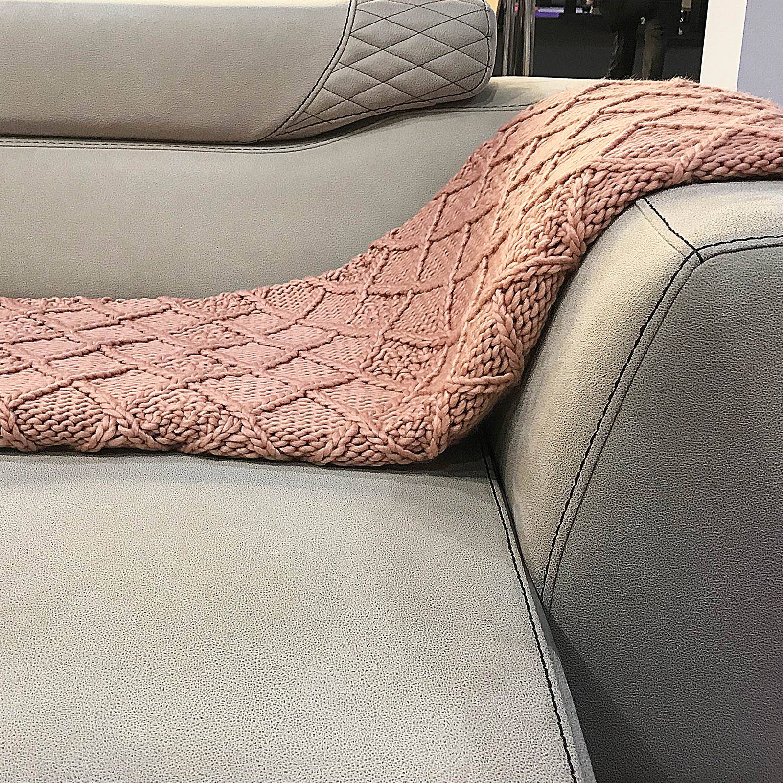 Handmade Chunky Throw Blanket  093A-001-Pink -  Blankets | بطانية مكتنزة مصنوعة يدويًا - ebarza Furniture UAE | Shop Modern Furniture in Abu Dhabi & Dubai - مفروشات ايبازرا في الامارات | تسوق اثاث عصري وديكورات مميزة في دبي وابوظبي