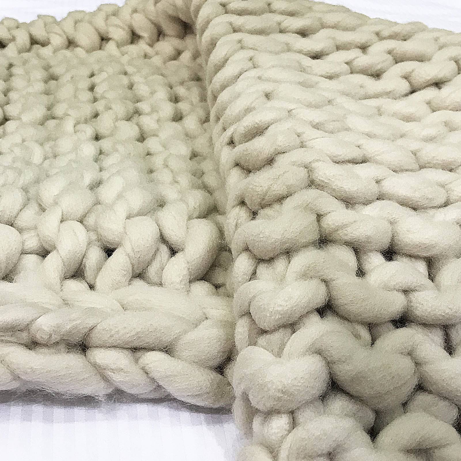 Handmade Chunky Throw Blanket  093A-004-Grey -  Blankets | بطانية مكتنزة مصنوعة يدويًا - ebarza Furniture UAE | Shop Modern Furniture in Abu Dhabi & Dubai - مفروشات ايبازرا في الامارات | تسوق اثاث عصري وديكورات مميزة في دبي وابوظبي
