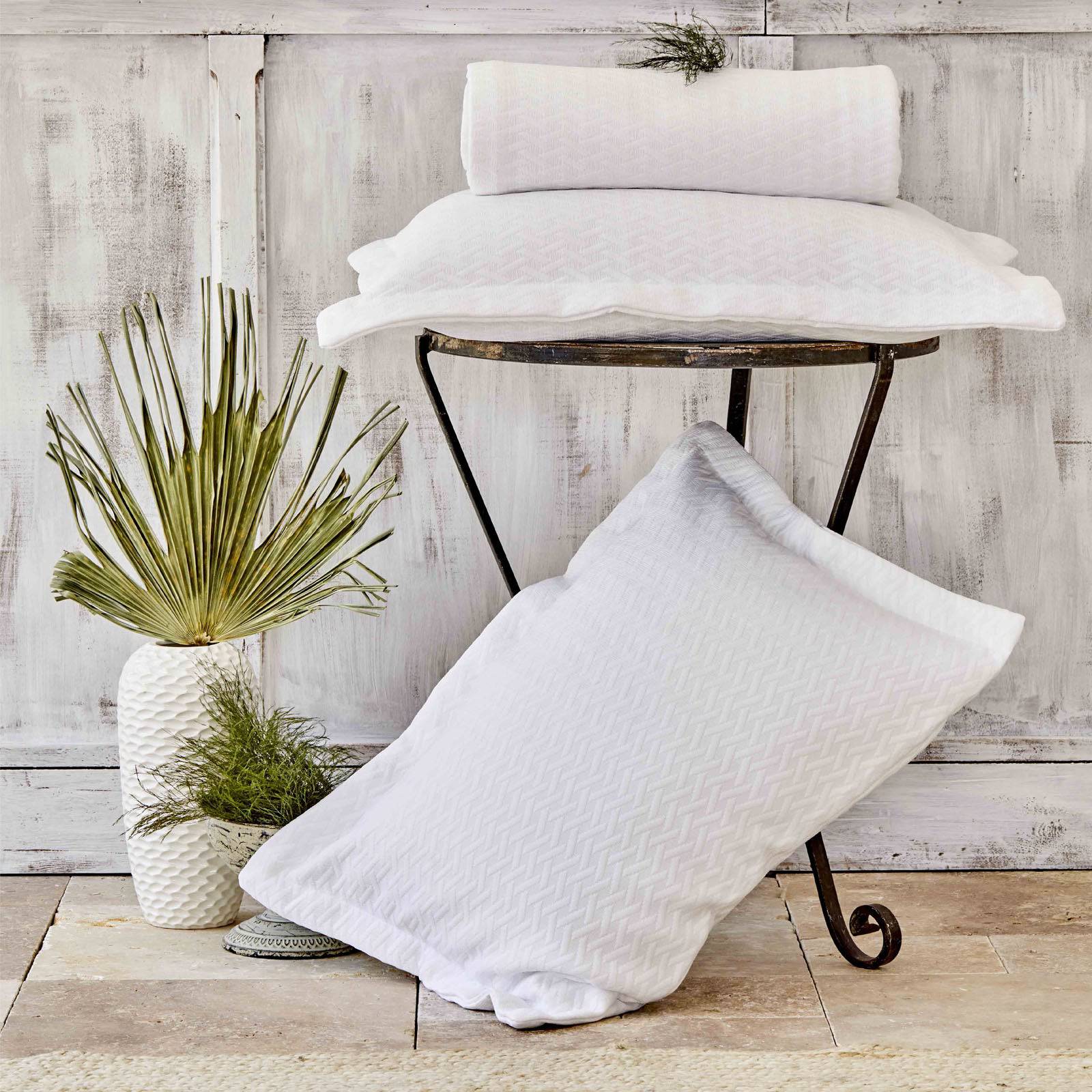 Karaca Home Charm Bold White Double Bed Cover Set 200.16.01.0239 - Bedding - ebarza Furniture UAE | Shop Modern Furniture in Abu Dhabi & Dubai - مفروشات ايبازرا في الامارات | تسوق اثاث عصري وديكورات مميزة في دبي وابوظبي