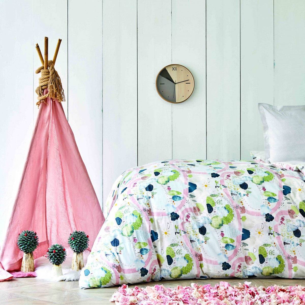 Karaca Home Forest Green Young Duvet Cover Set with matching pillowcases, soft bedding in vibrant green color.