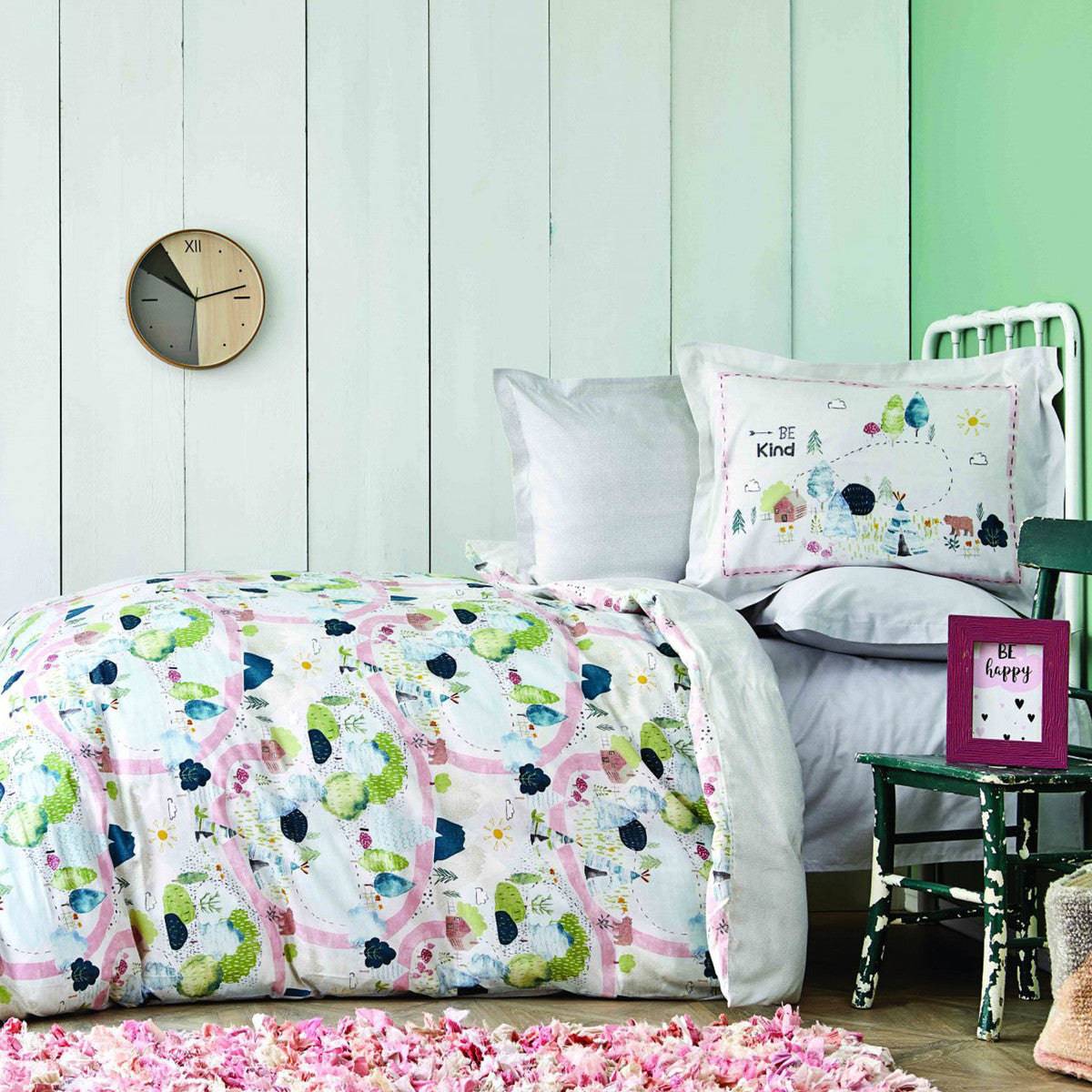 Karaca Home Forest Green Young Duvet Cover Set made of bedding fabric with a forest-inspired design, vibrant green color, and soft texture.