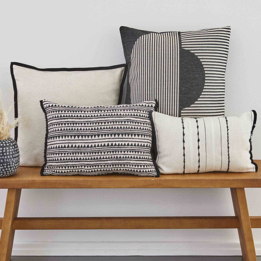 Karaca Home Rivoli Black Filled Pillow 30X50Cm 200.18.01.0668 - Cushions - ebarza Furniture UAE | Shop Modern Furniture in Abu Dhabi & Dubai - مفروشات ايبازرا في الامارات | تسوق اثاث عصري وديكورات مميزة في دبي وابوظبي