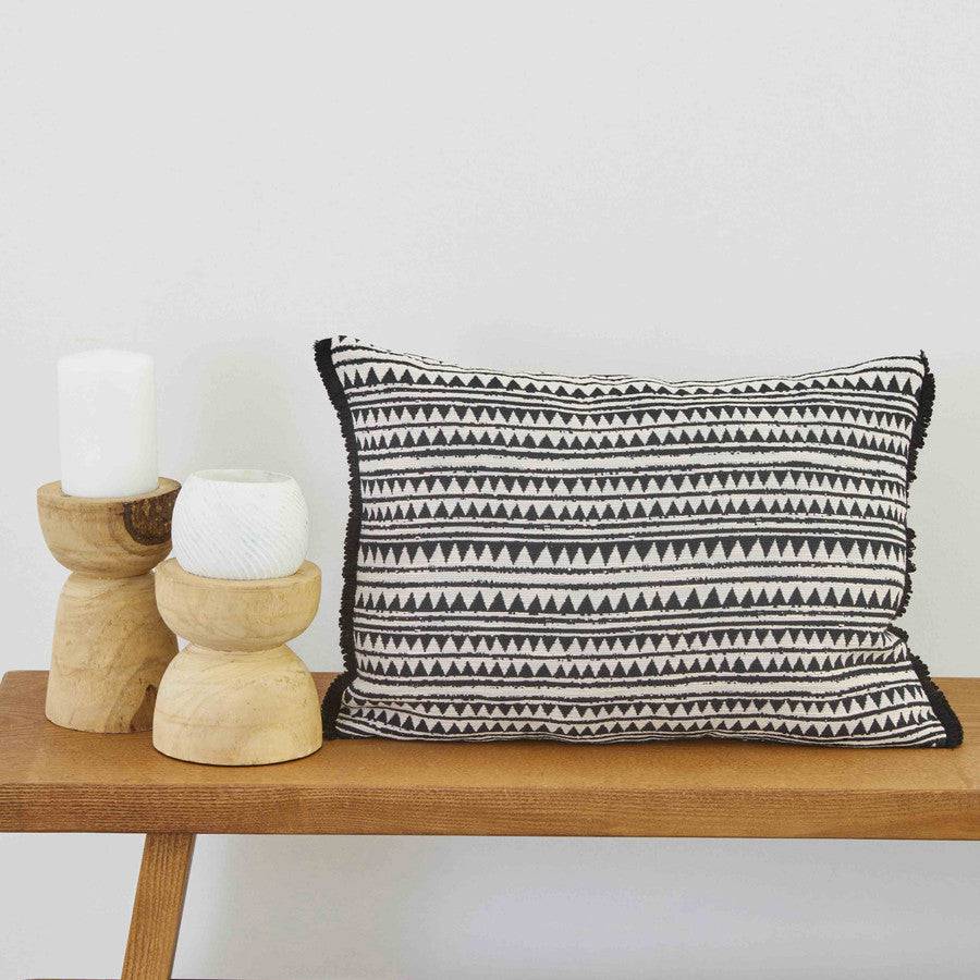 Karaca Home Rivoli Black Filled Pillow 30X50Cm 200.18.01.0668 - Cushions - ebarza Furniture UAE | Shop Modern Furniture in Abu Dhabi & Dubai - مفروشات ايبازرا في الامارات | تسوق اثاث عصري وديكورات مميزة في دبي وابوظبي