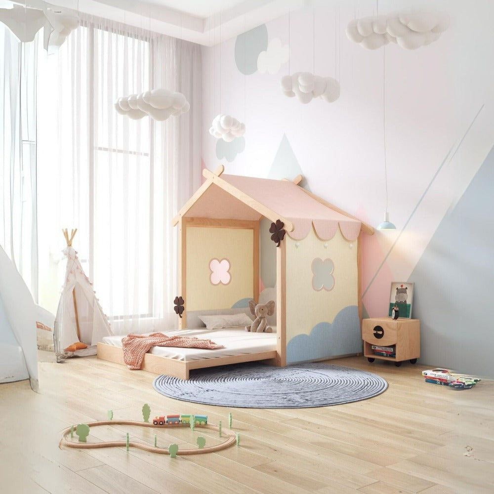 Kids bed with fabric tent for foldable mattress by BEACON, featuring a cozy play area and sturdy wooden frame.