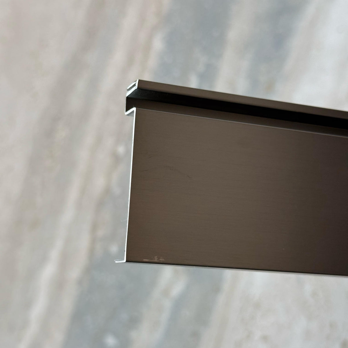 Black R0 6cm external corner skirting accessory by BEACON for wall panels and profiles, designed for clean corner finishing.