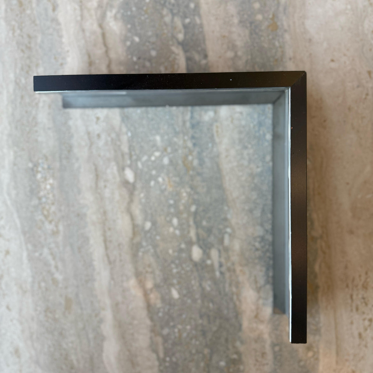 Black R0 6cm external corner skirting accessory from BEACON wall panels and profiles line, designed for seamless corner finishing.