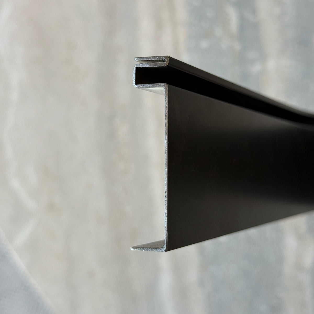Black R200 6cm internal corner skirting accessory by BEACON for wall panels and profiles, designed for seamless corner finishing.