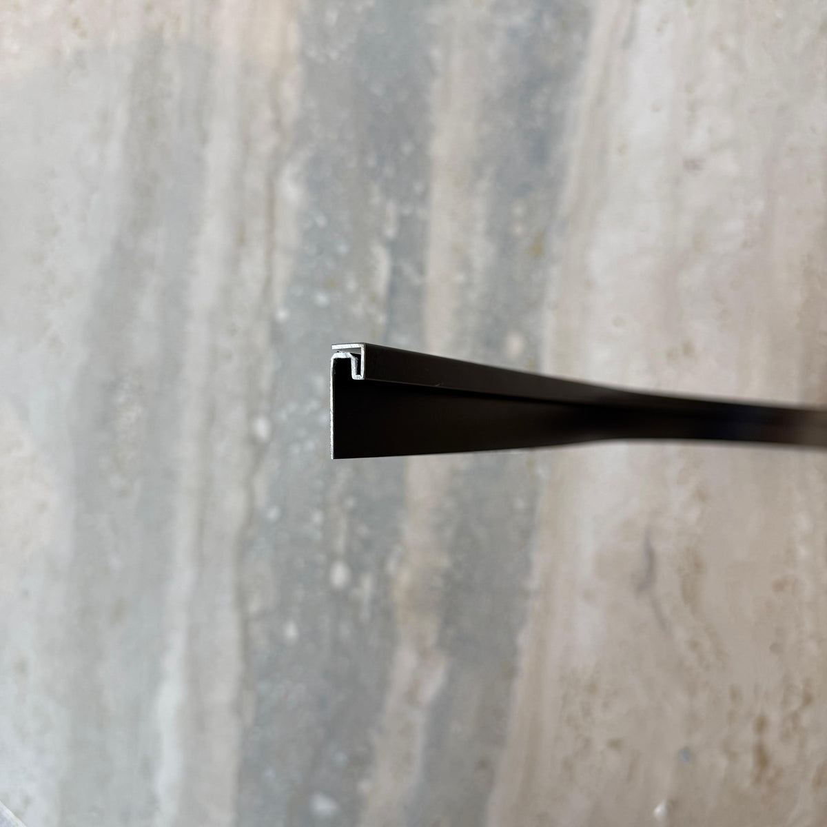 Black R0 2.5cm internal corner accessory for wall panels and profiles by BEACON, used for seamless wall corner finishing.