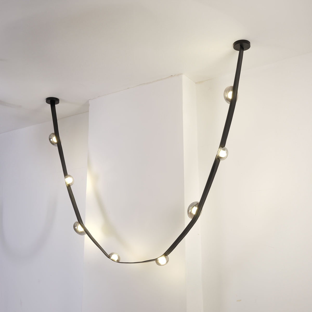 Set of 3 BEACON Whispering Stars pendant lamps in varying sizes, modern ceiling lights with star-shaped designs.