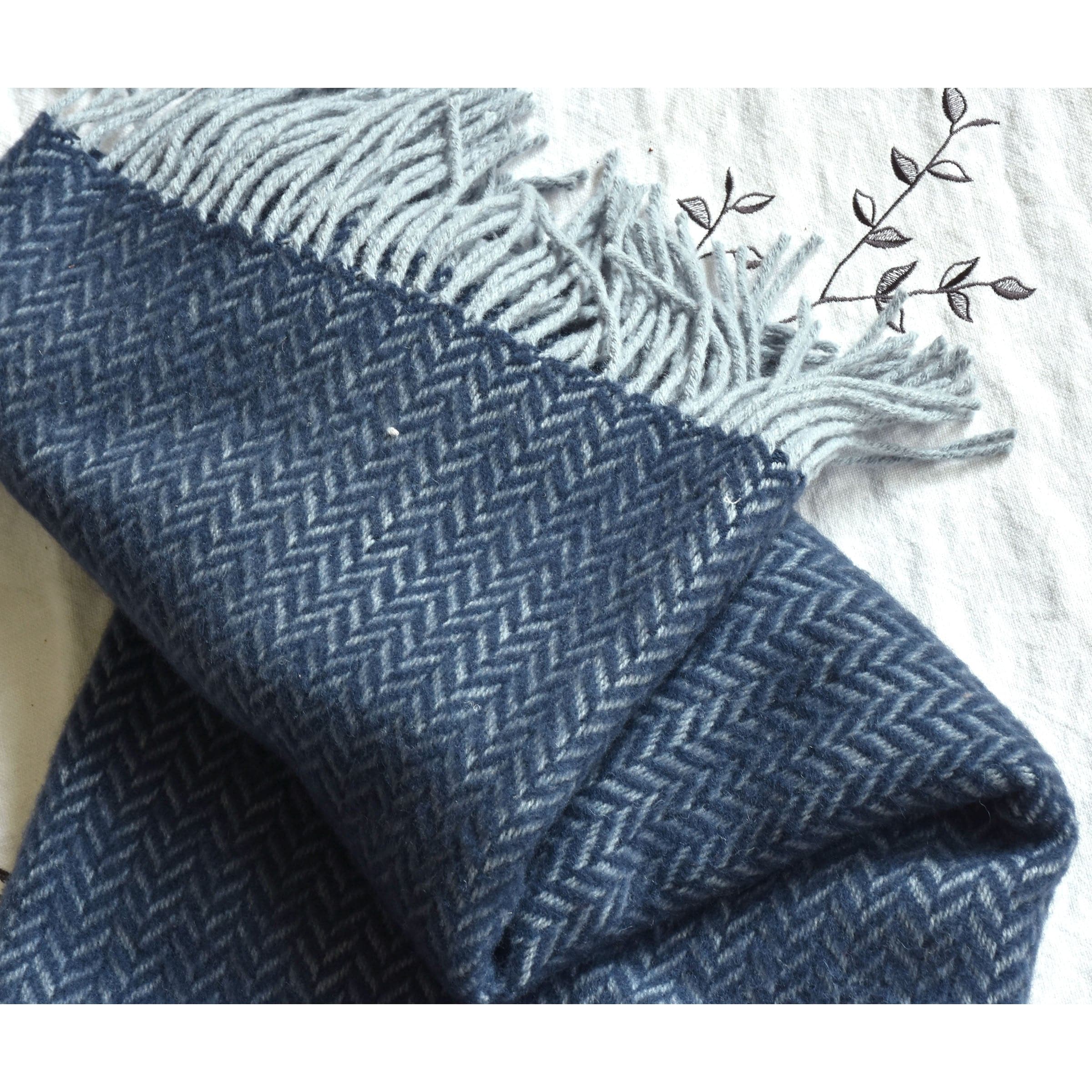 Skjc Venusian Two-Color Interwoven Blanket Etb-005 - Blankets - ebarza Furniture UAE | Shop Modern Furniture in Abu Dhabi & Dubai - مفروشات ايبازرا في الامارات | تسوق اثاث عصري وديكورات مميزة في دبي وابوظبي