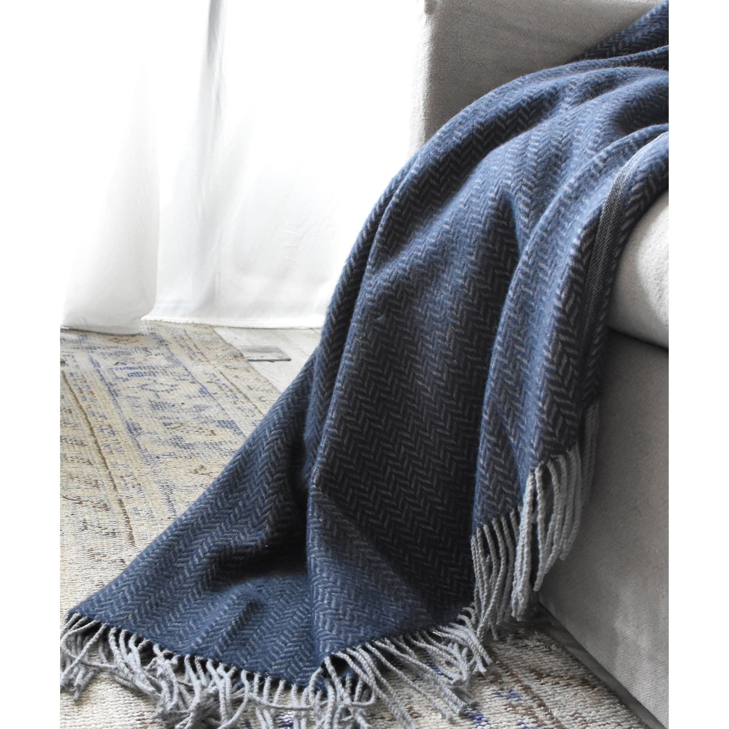 Skjc Venusian Two-Color Interwoven Blanket Etb-005 - Blankets - ebarza Furniture UAE | Shop Modern Furniture in Abu Dhabi & Dubai - مفروشات ايبازرا في الامارات | تسوق اثاث عصري وديكورات مميزة في دبي وابوظبي