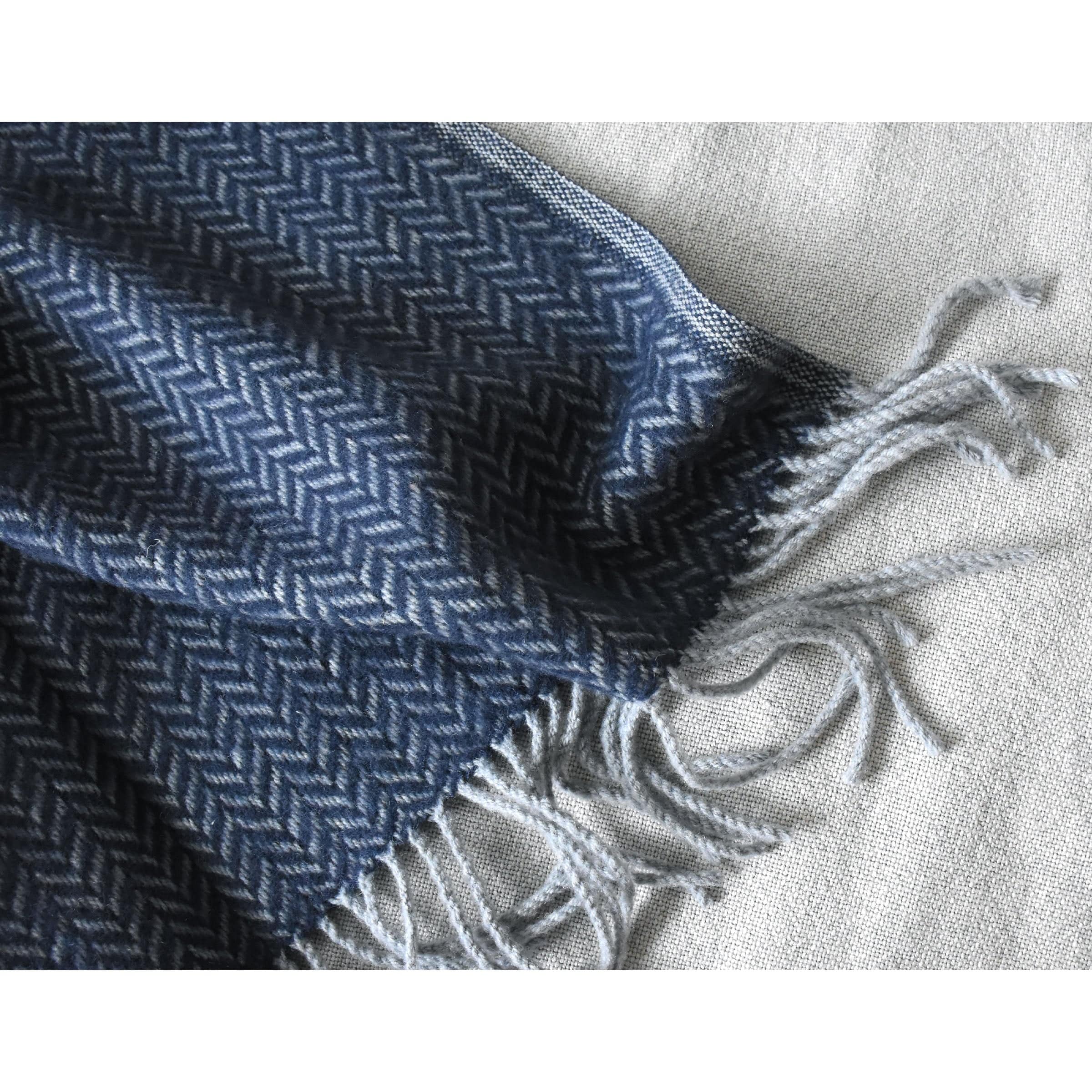 Skjc Venusian Two-Color Interwoven Blanket Etb-005 - Blankets - ebarza Furniture UAE | Shop Modern Furniture in Abu Dhabi & Dubai - مفروشات ايبازرا في الامارات | تسوق اثاث عصري وديكورات مميزة في دبي وابوظبي