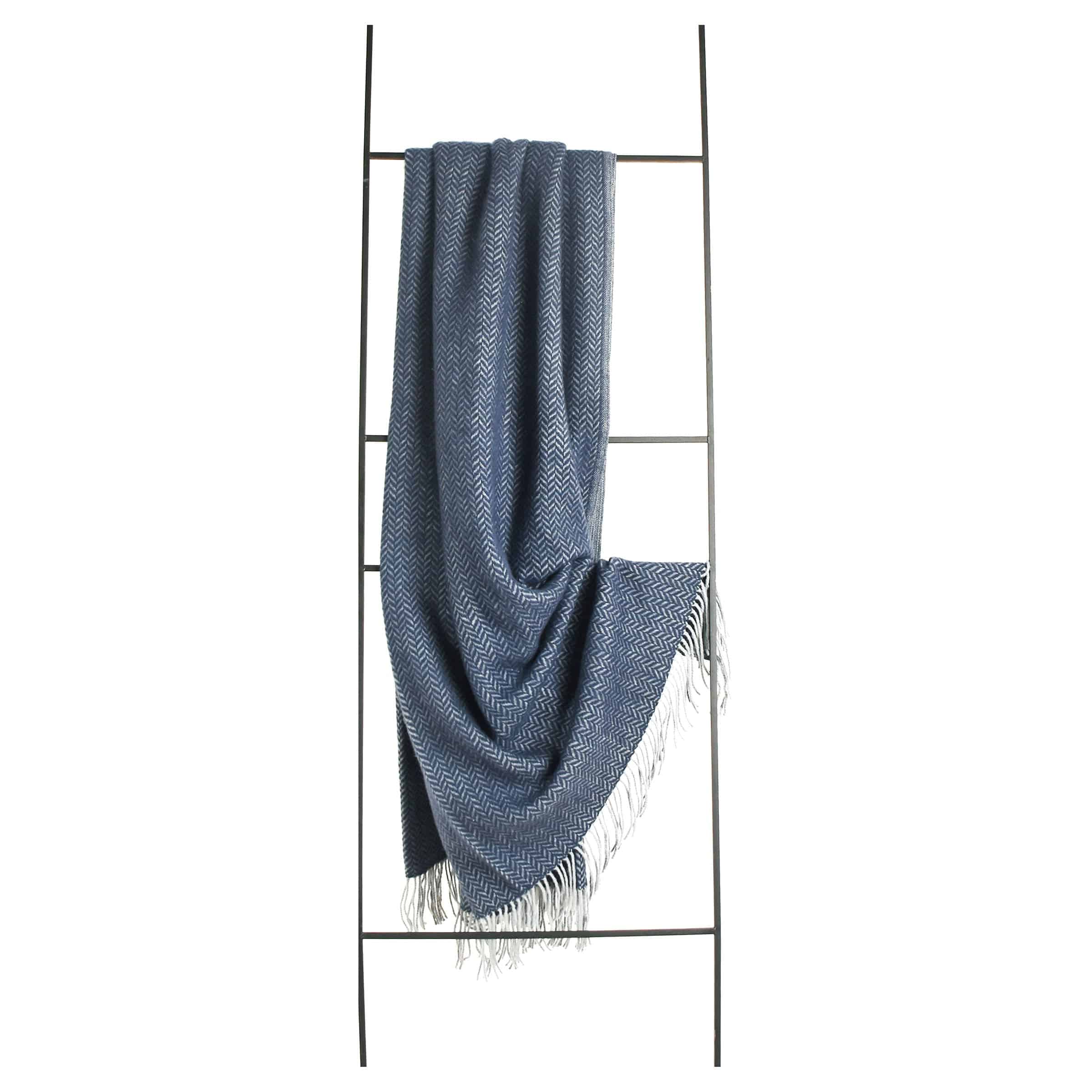 Skjc Venusian Two-Color Interwoven Blanket Etb-005 - Blankets - ebarza Furniture UAE | Shop Modern Furniture in Abu Dhabi & Dubai - مفروشات ايبازرا في الامارات | تسوق اثاث عصري وديكورات مميزة في دبي وابوظبي
