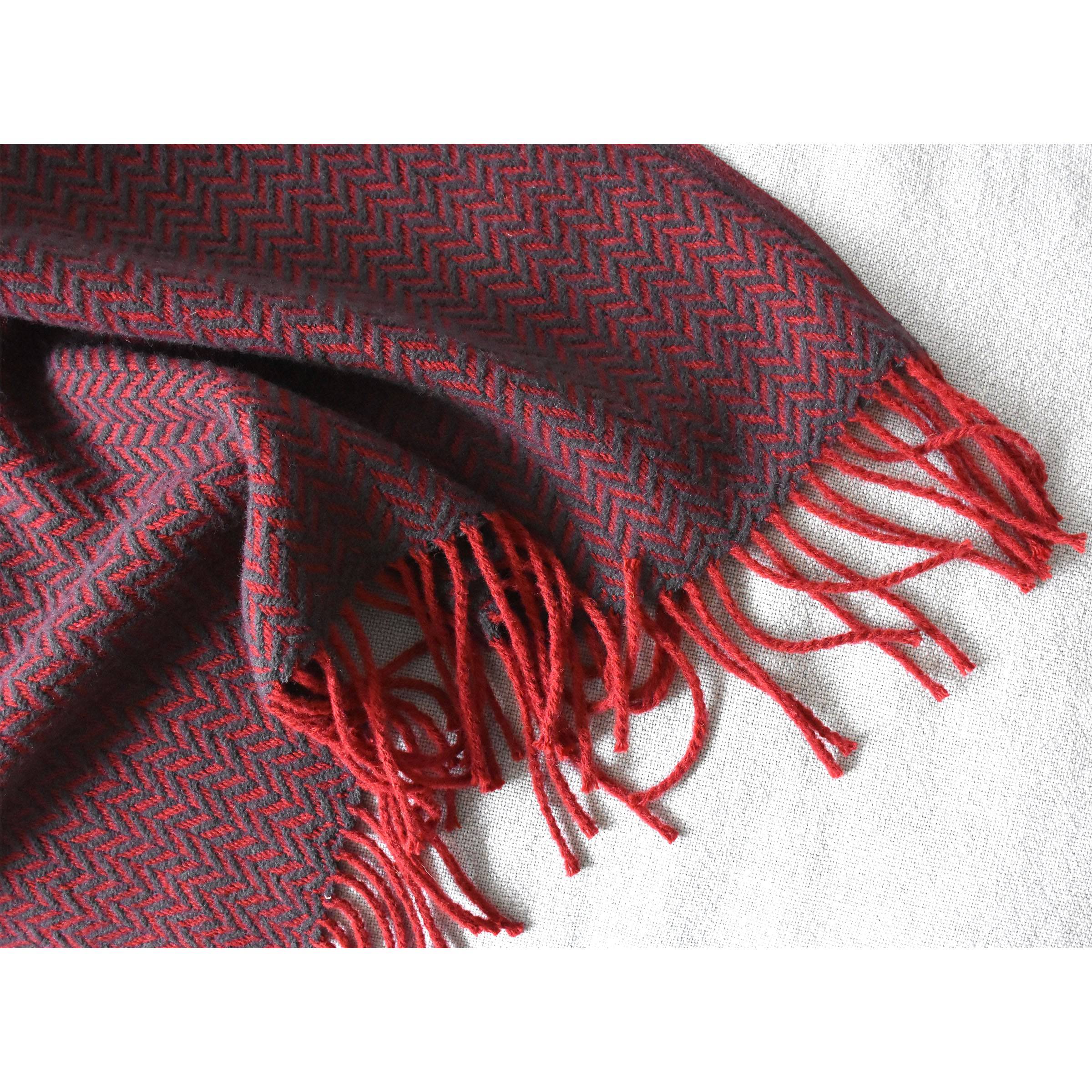 Skje Venusian Two-Color Interwoven Blanket Etb-004 - Blankets - ebarza Furniture UAE | Shop Modern Furniture in Abu Dhabi & Dubai - مفروشات ايبازرا في الامارات | تسوق اثاث عصري وديكورات مميزة في دبي وابوظبي