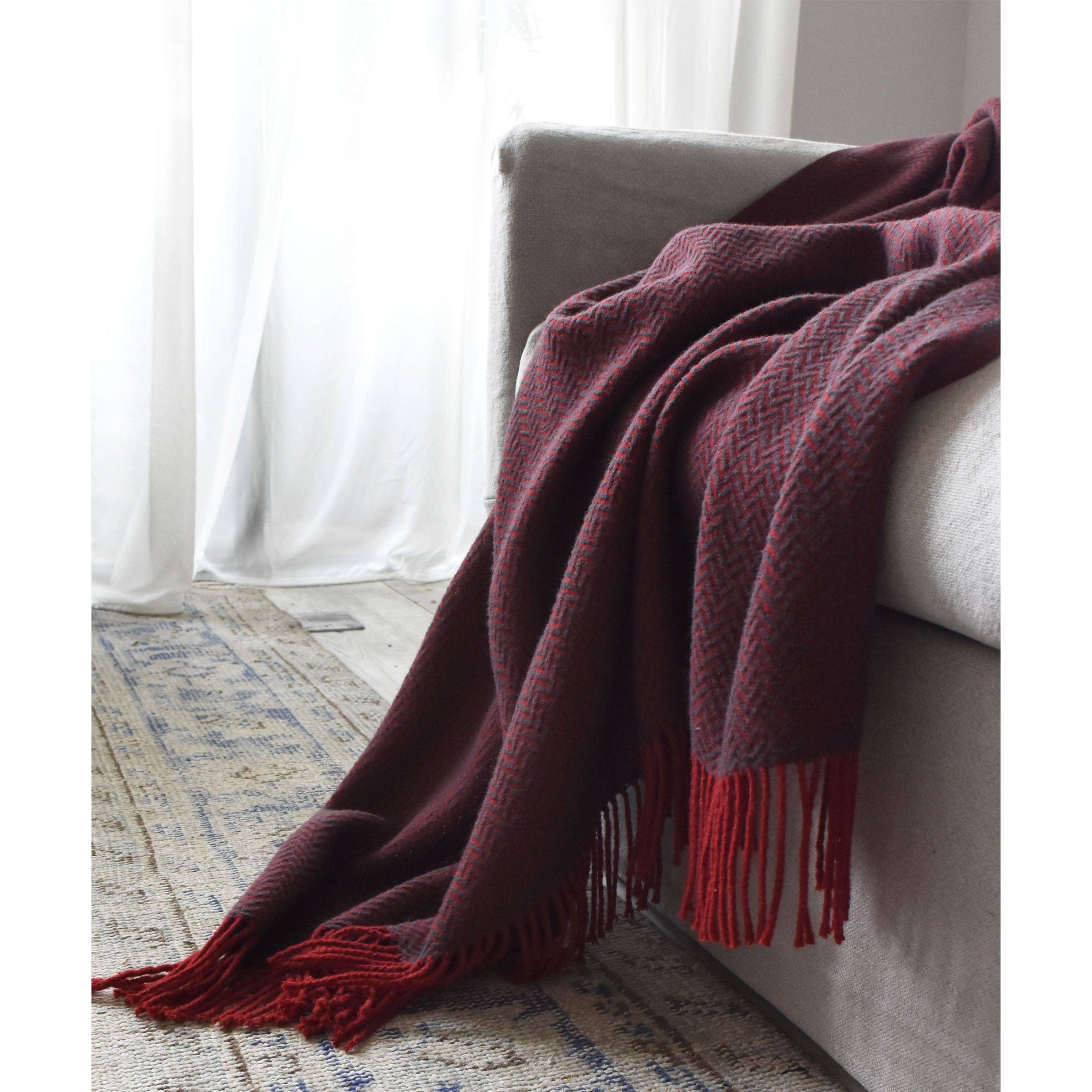 Skje Venusian Two-Color Interwoven Blanket Etb-004 - Blankets - ebarza Furniture UAE | Shop Modern Furniture in Abu Dhabi & Dubai - مفروشات ايبازرا في الامارات | تسوق اثاث عصري وديكورات مميزة في دبي وابوظبي