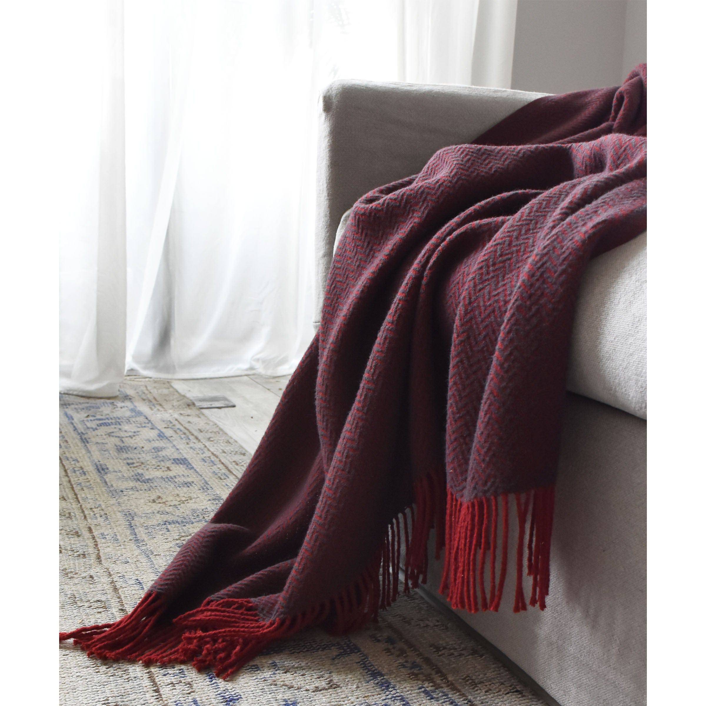 Skje Venusian Two-Color Interwoven Blanket Etb-004 -  Blankets | بطانية فينوسيان متشابكة بلونين - ebarza Furniture UAE | Shop Modern Furniture in Abu Dhabi & Dubai - مفروشات ايبازرا في الامارات | تسوق اثاث عصري وديكورات مميزة في دبي وابوظبي